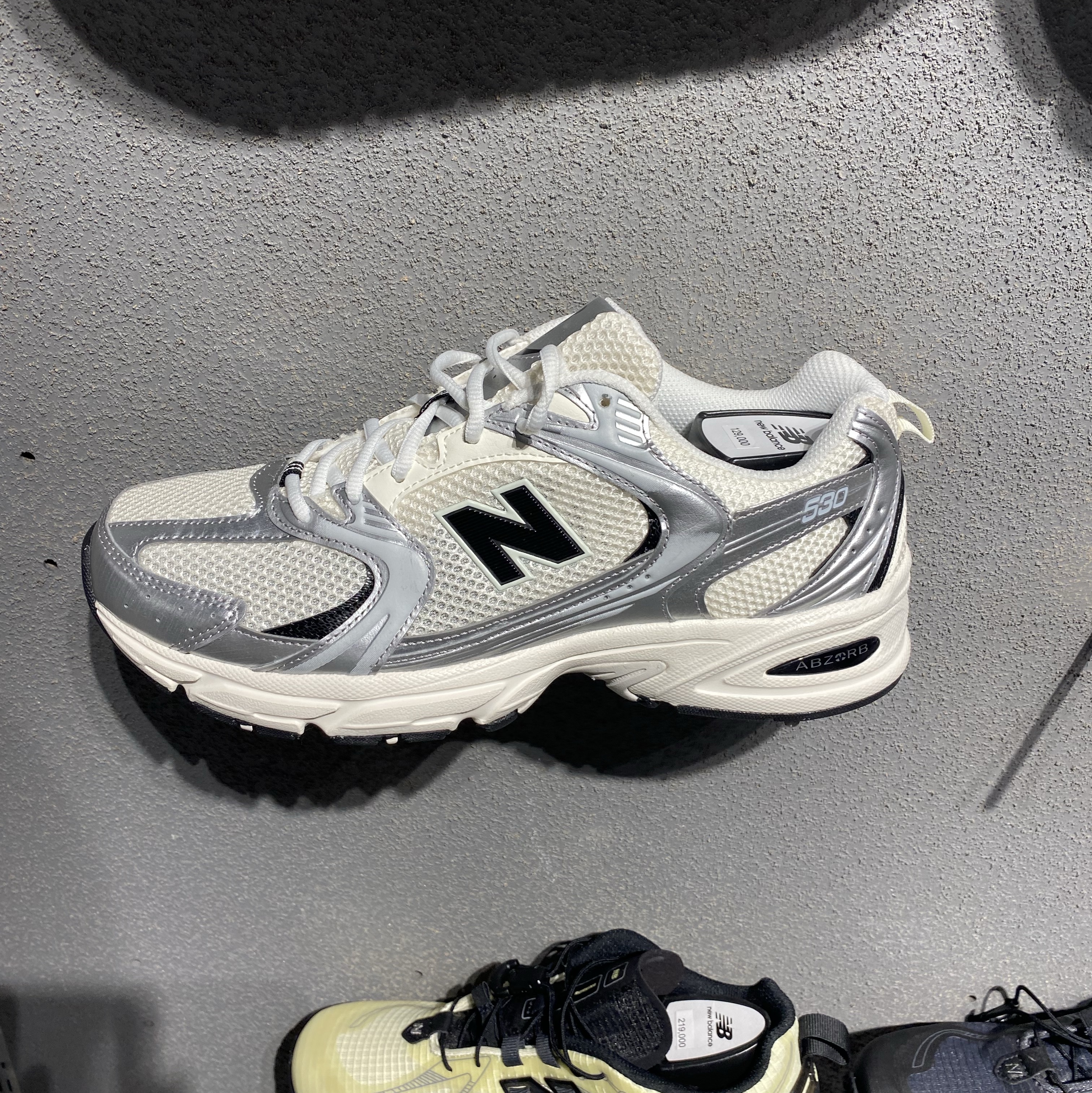 New Balance 530 Angora Cream Silver 착용 스타일