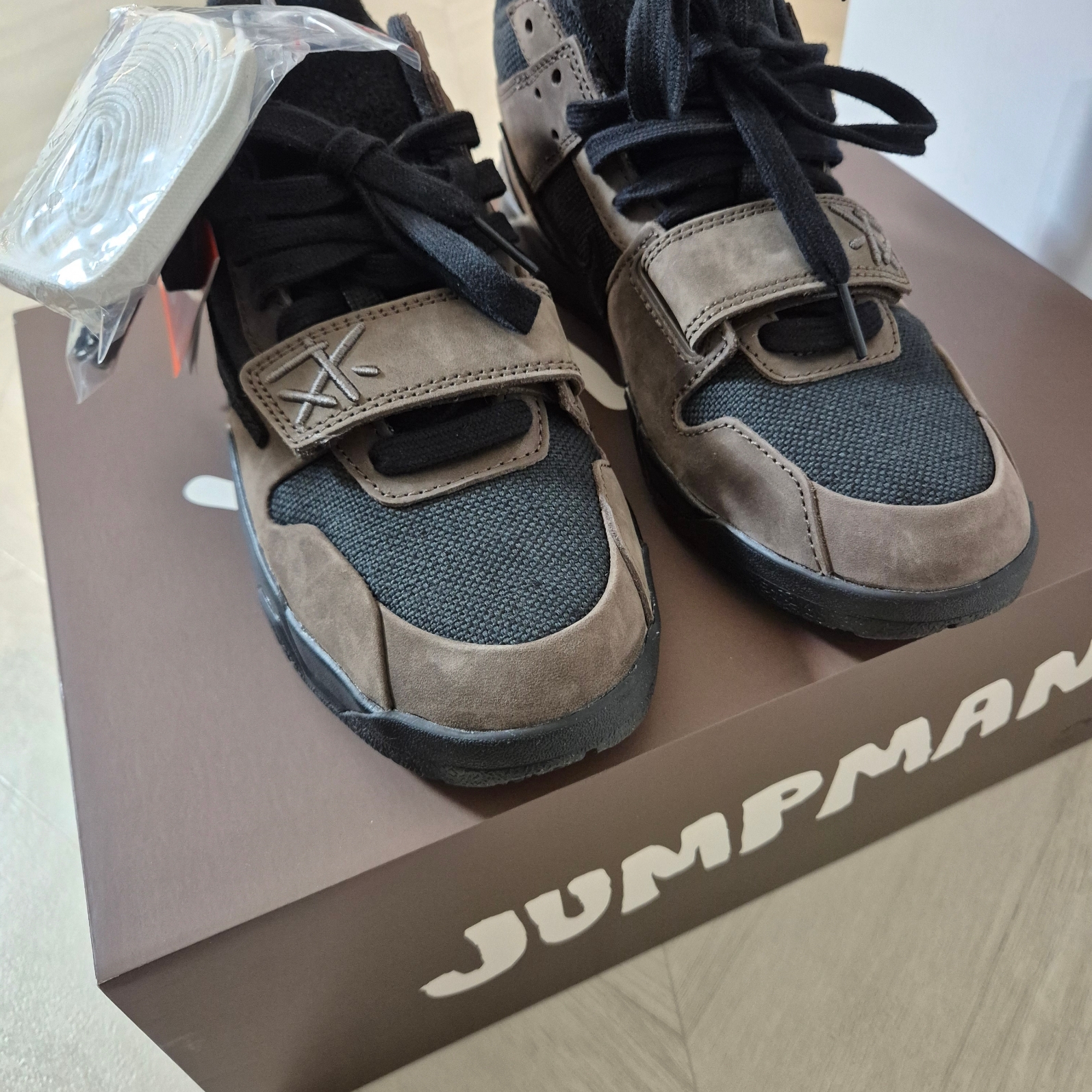 Jordan x Travis Scott Jumpman Jack TR Black and Dark Mocha 착용 스타일