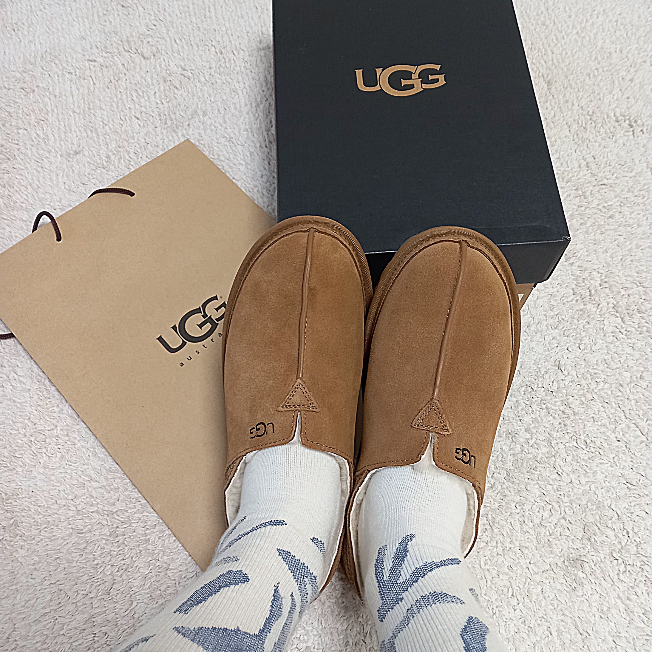 UGG Neuman Chestnut, Levi's 568 Loose Straight Jeans Medium Indigo 착용 스타일 - 4