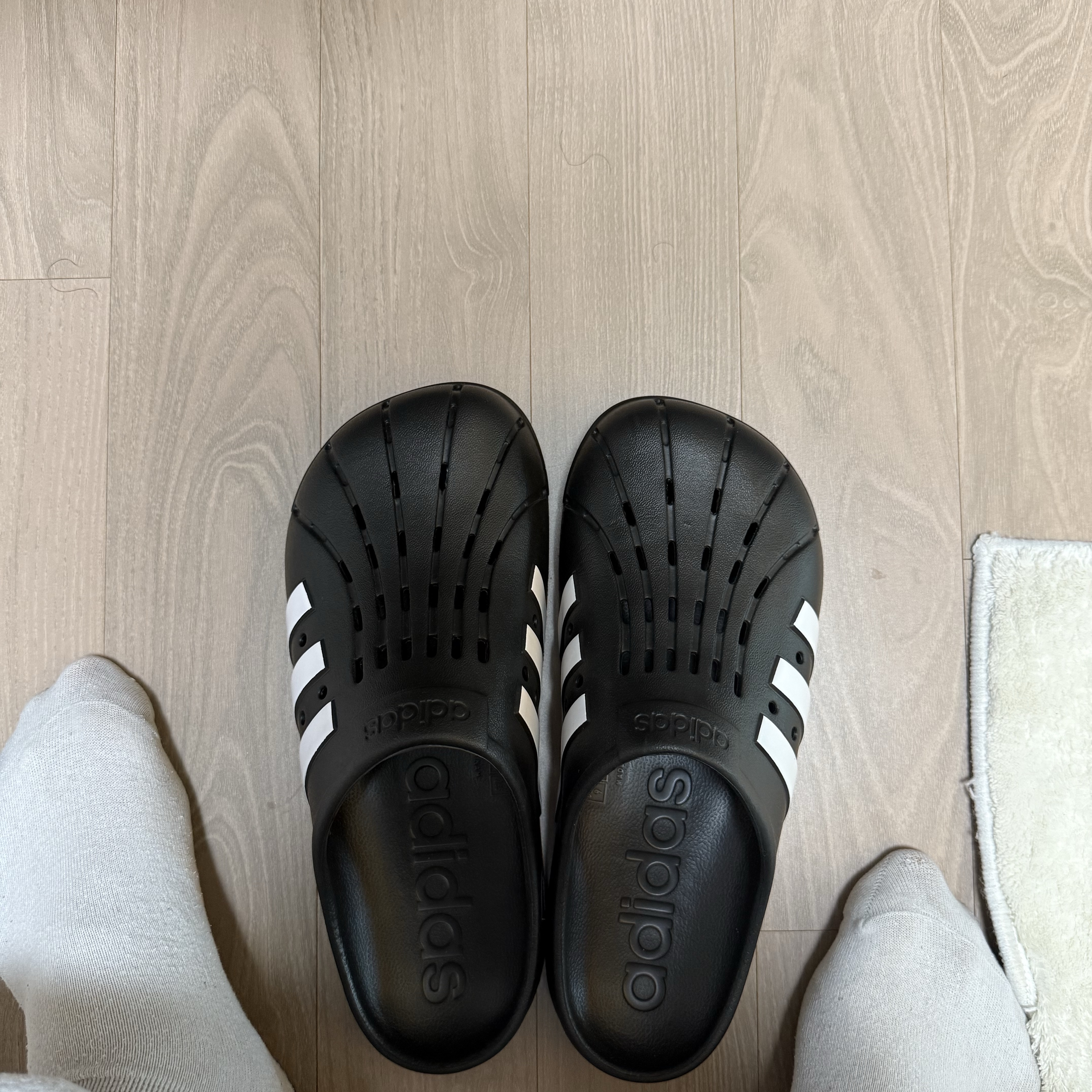 Adidas Adilette Clog Black White 착용 스타일