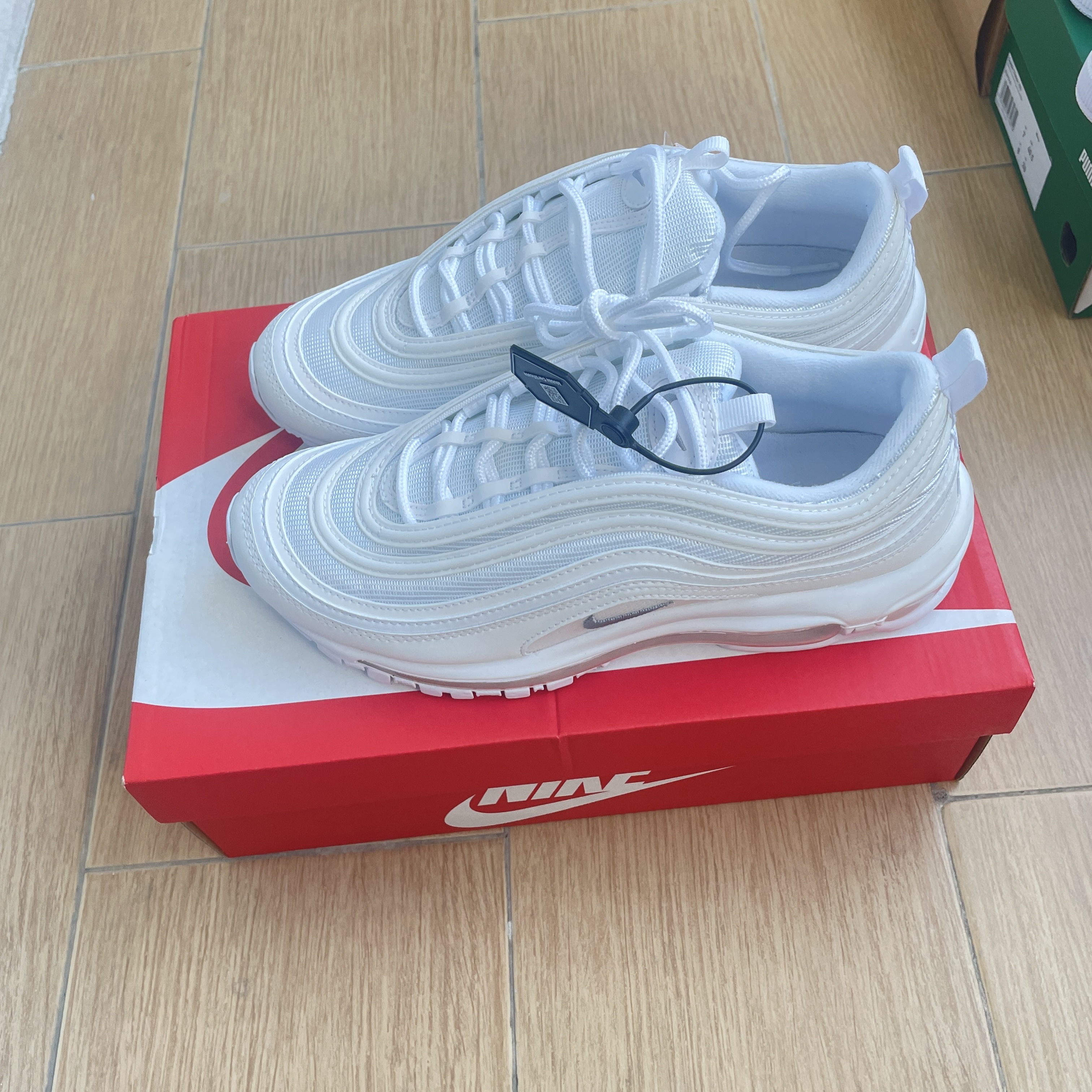 Nike Air Max 97 Triple White Wolf Grey 착용 스타일