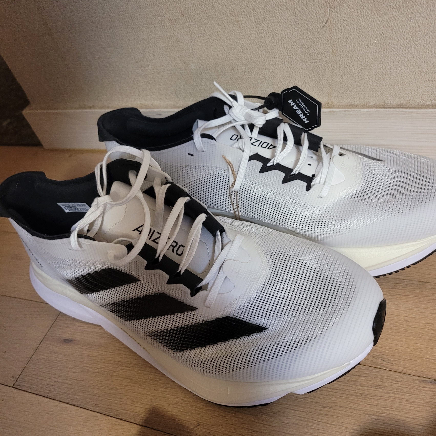 Adidas Adizero Boston 12 Cloud White Core Black Night Metallic 착용 스타일