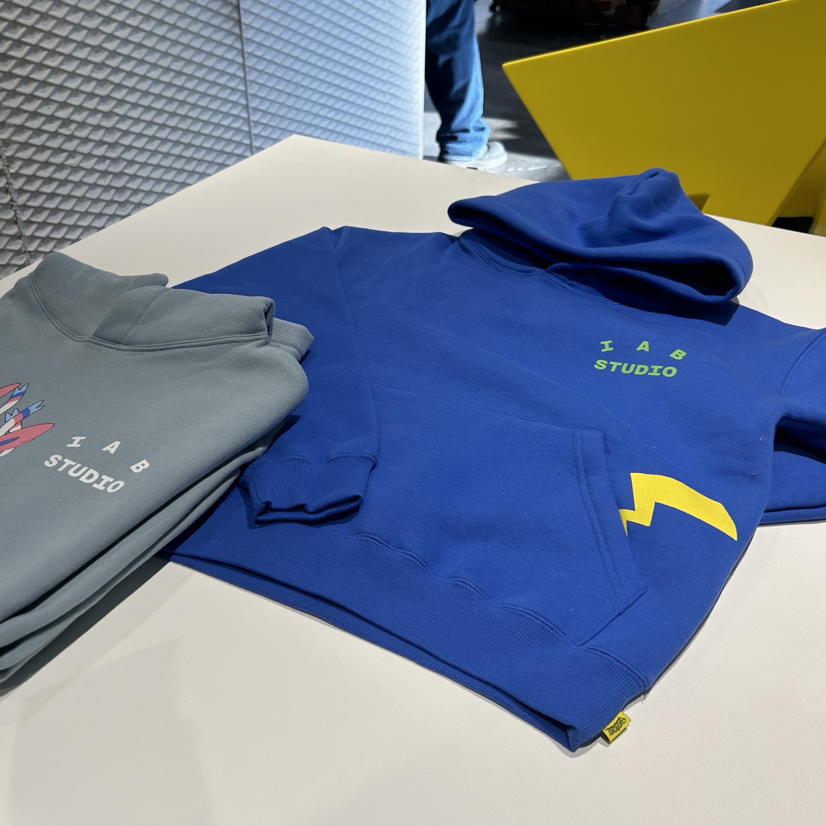 IAB Studio x Pokemon Swallowed Up Pikachu Hoodie Blue Green, IAB Studio x Pokemon Mew Long Sleeve White Pink 착용 스타일 - 3
