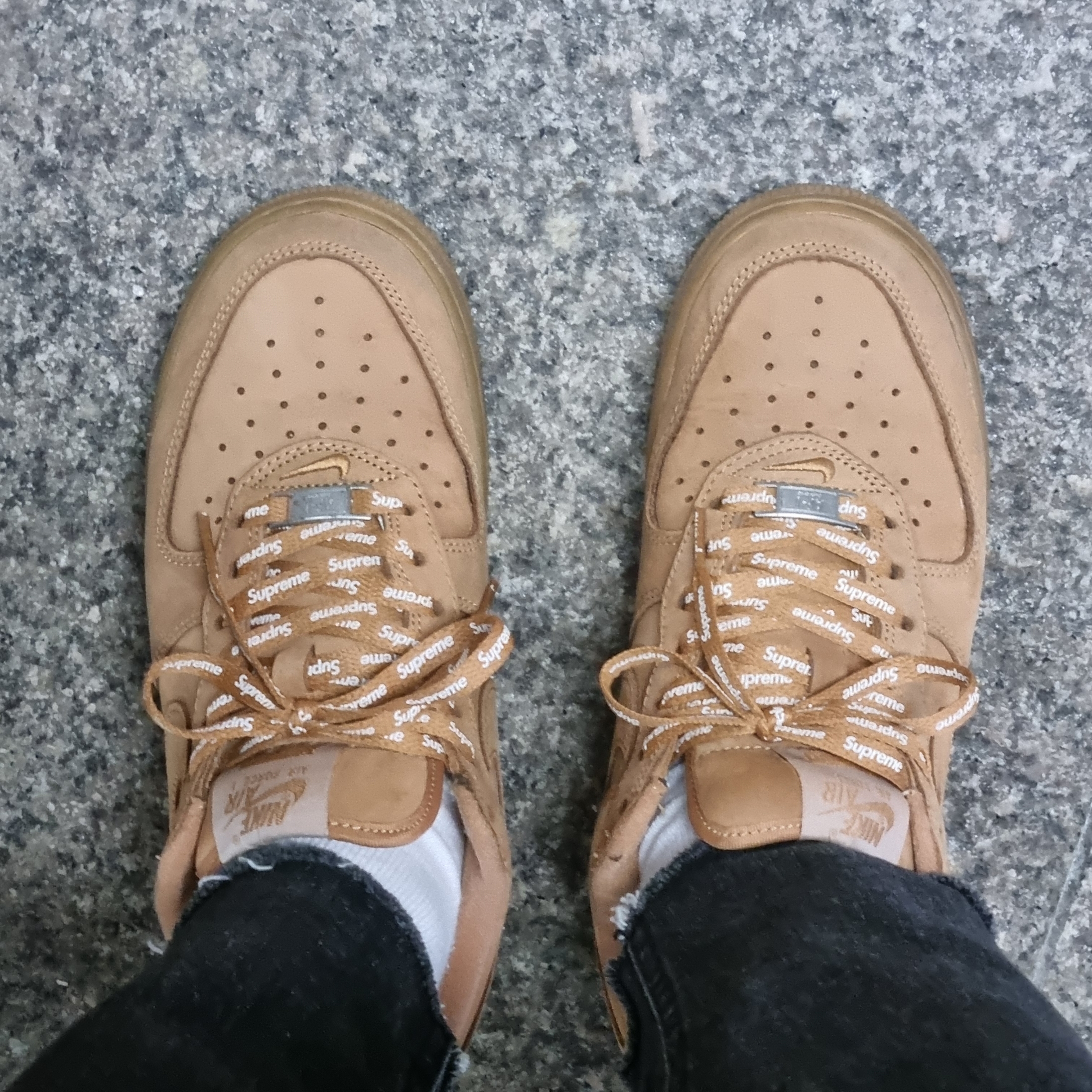 Nike x Supreme Air Force 1 Low Flax 착용 스타일