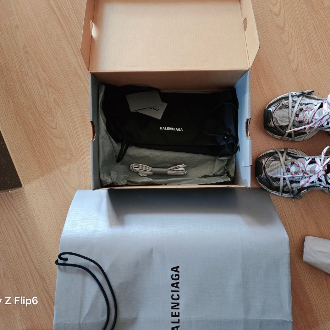 (W) Balenciaga 3XL Sneakers Grey White Red 착용 스타일 - 2