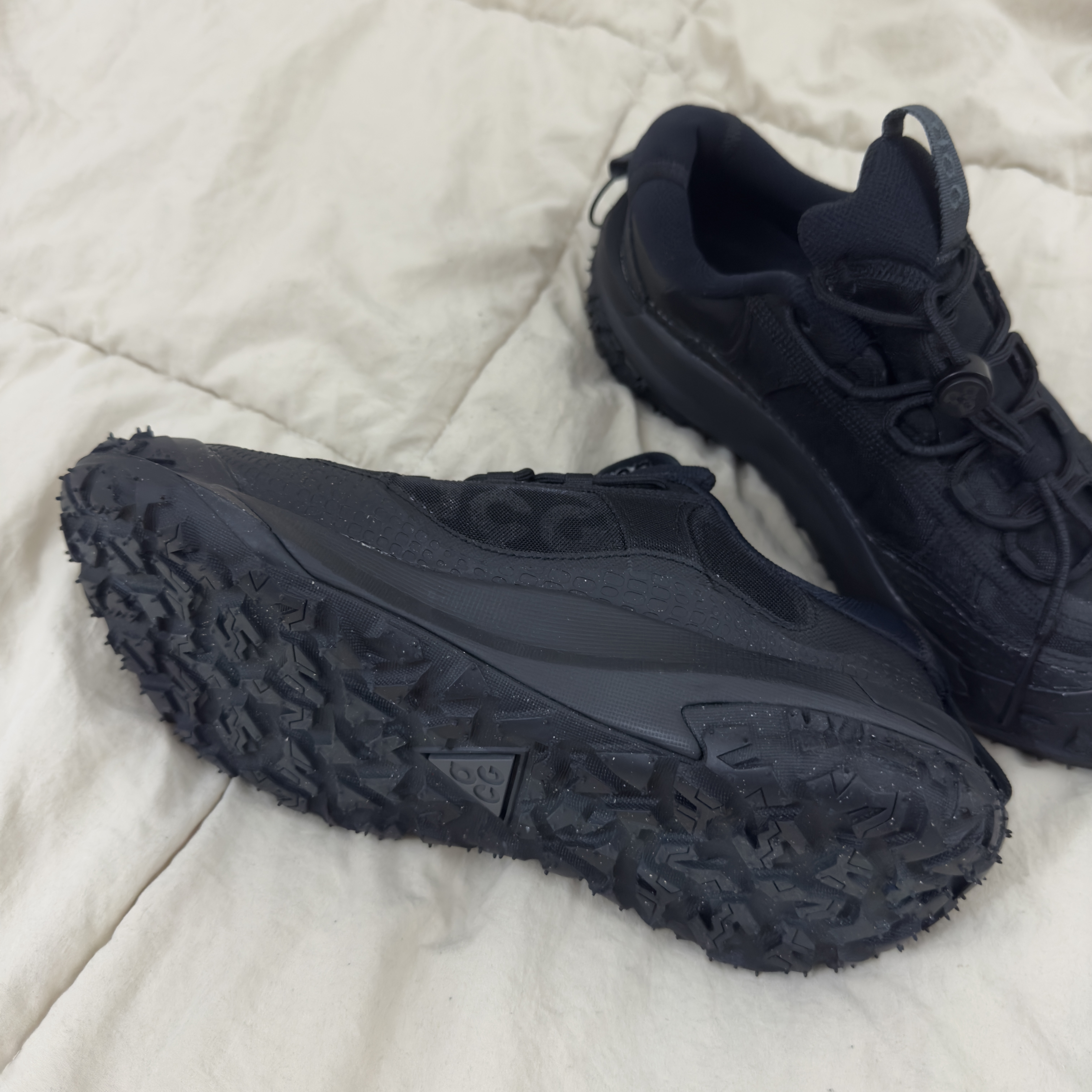 Nike ACG Mountain Fly 2 Low Black 착용 스타일 - 1