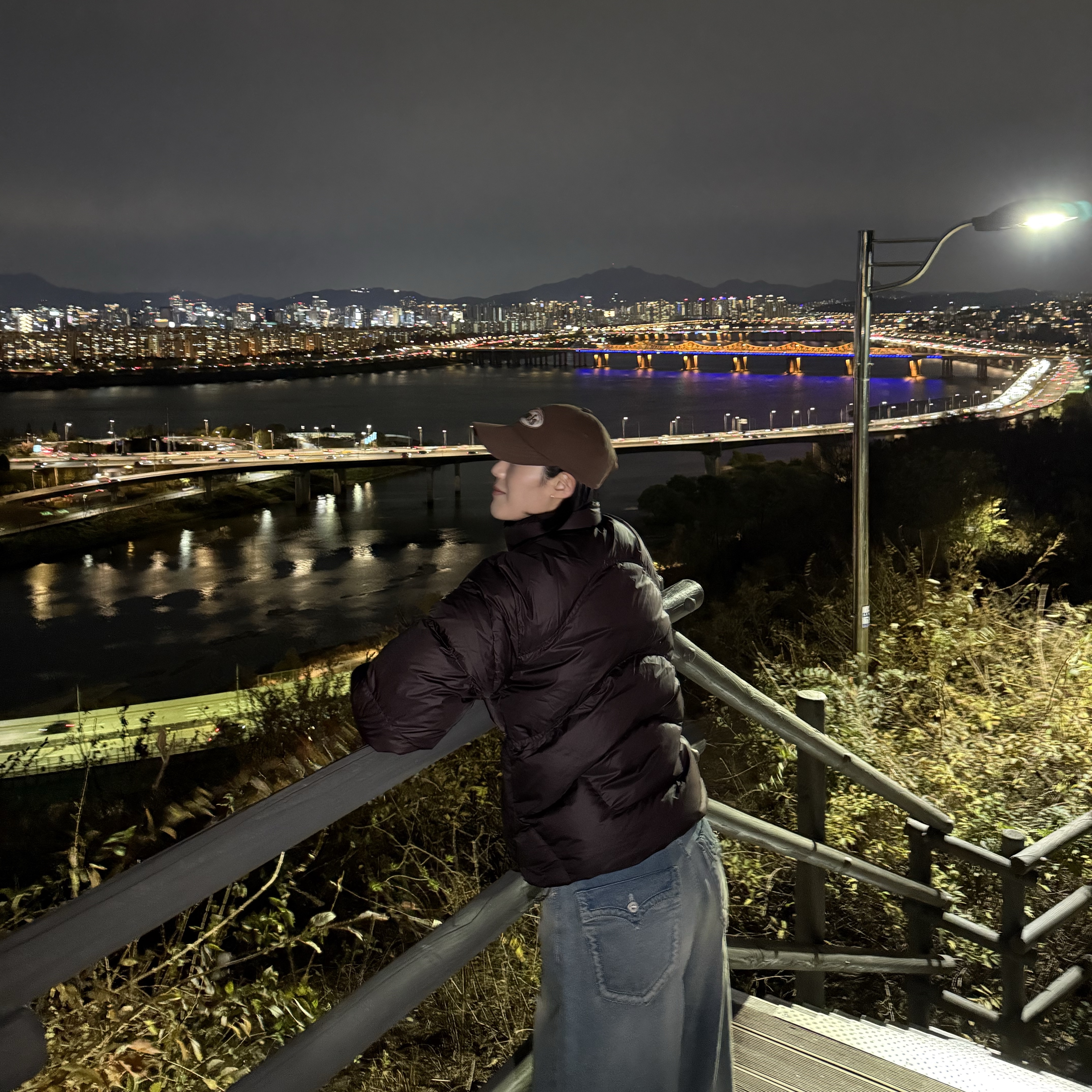 Salomon Contour Down Jacket Chocolate, Emis Tone On Tone Wappen Ball Cap Brown 착용 스타일 - 4