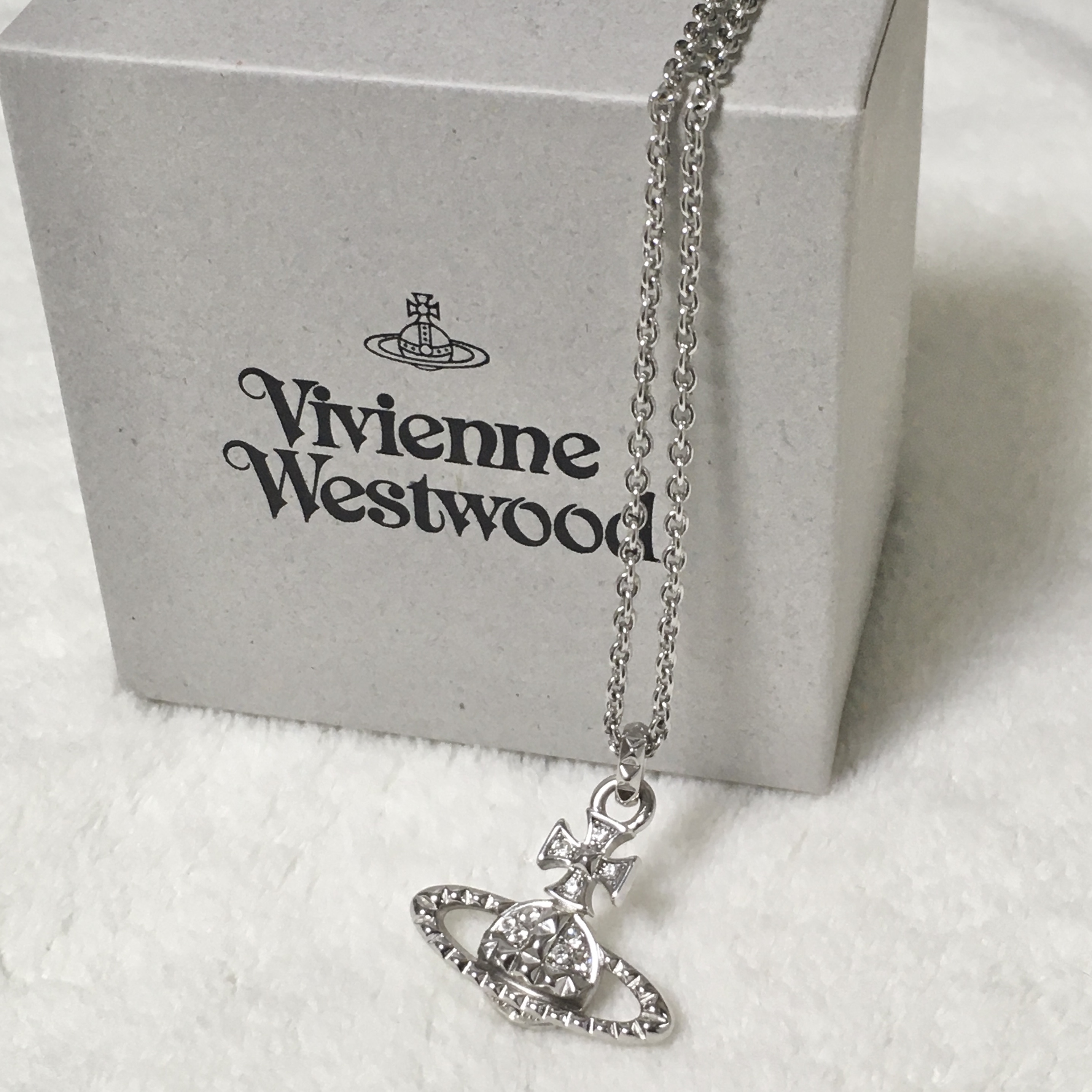 Vivienne Westwood Mayfair Bas Relief Pendant Silver 착용 스타일