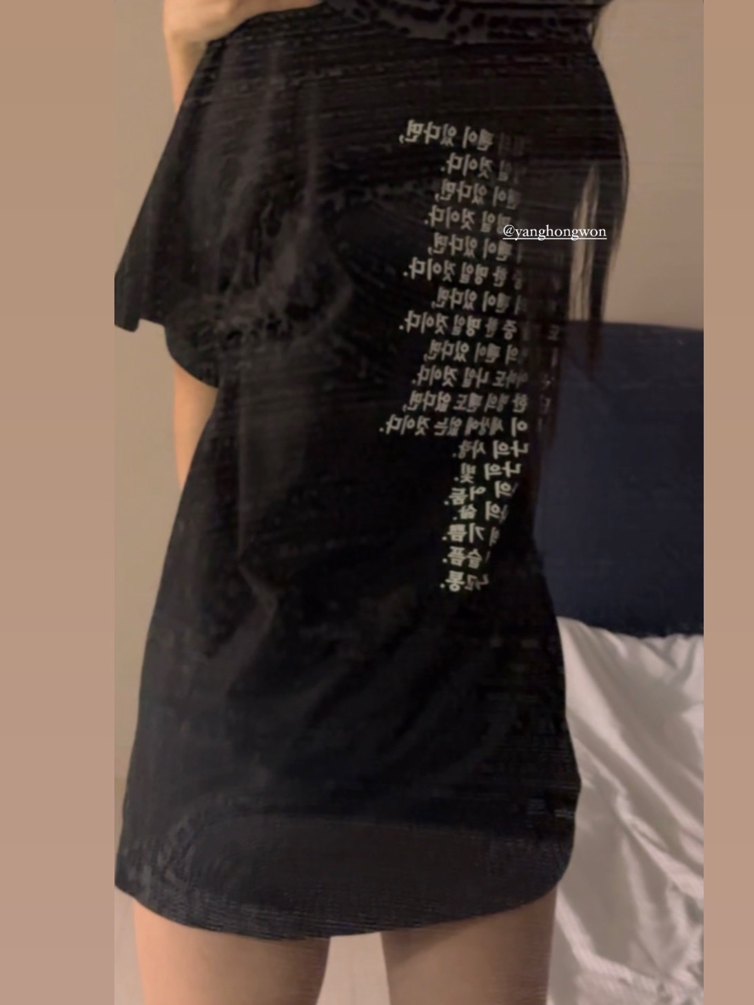 YANGHONGWON <VOL.2> T-Shirt Black 착용 스타일 - 1