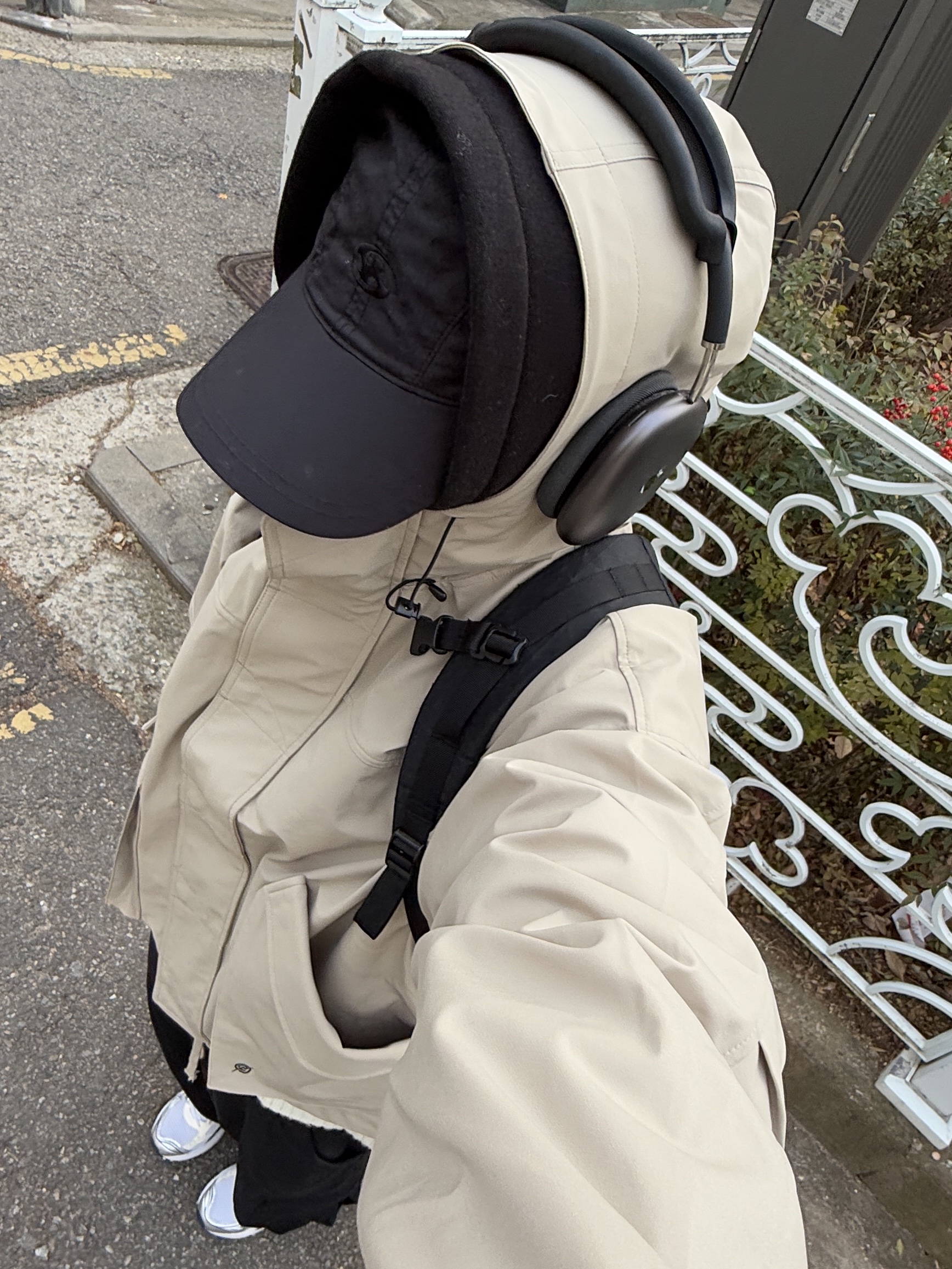 (W) Asics Gel-Kayano 14 White Midnight, Supreme Backpack Black - 23FW 착용 스타일 - 3