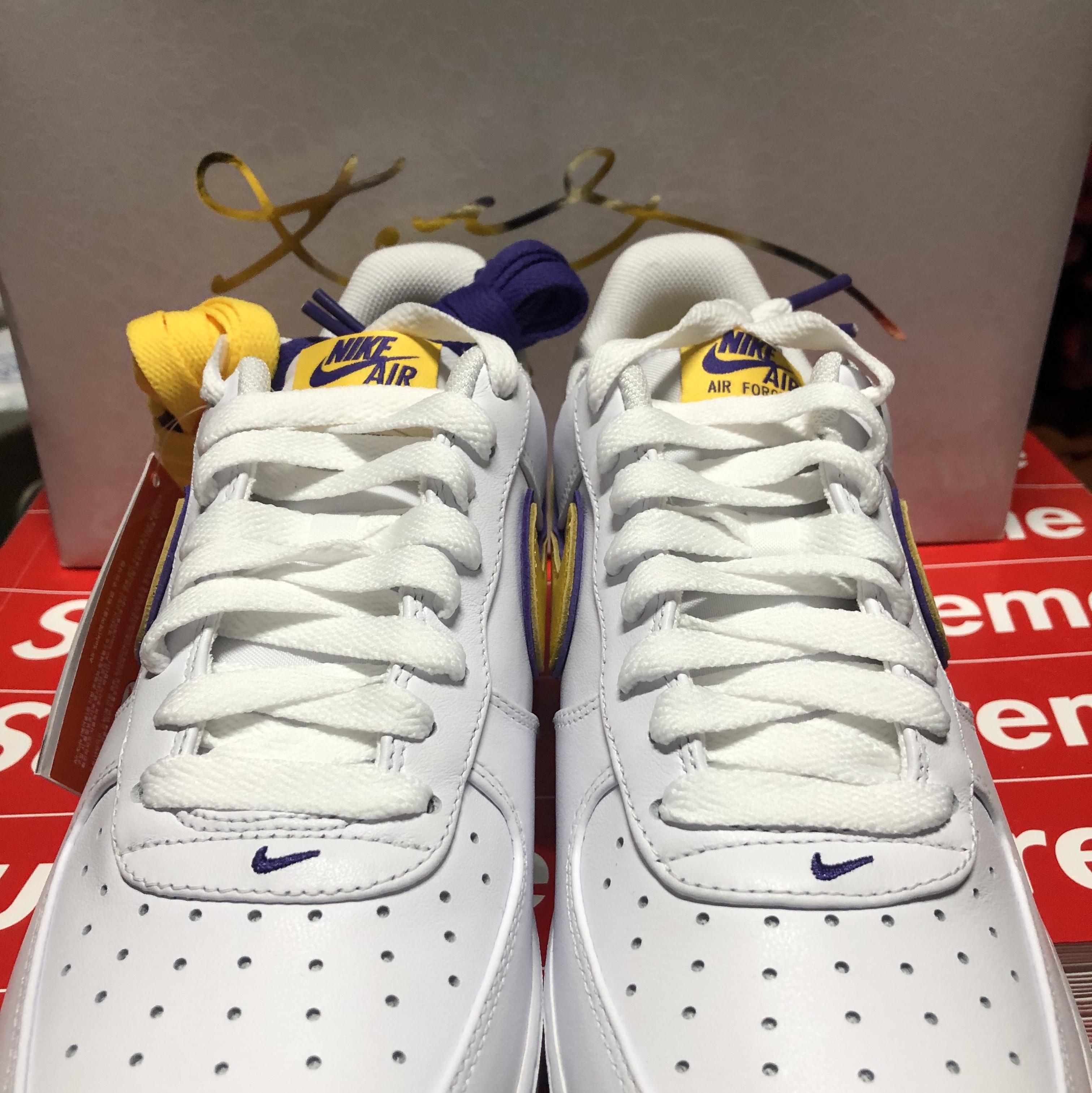 Nike x Kobe Bryant Air Force 1 Low Retro QS Varsity Maize and Varsity Purple 착용 스타일 - 4