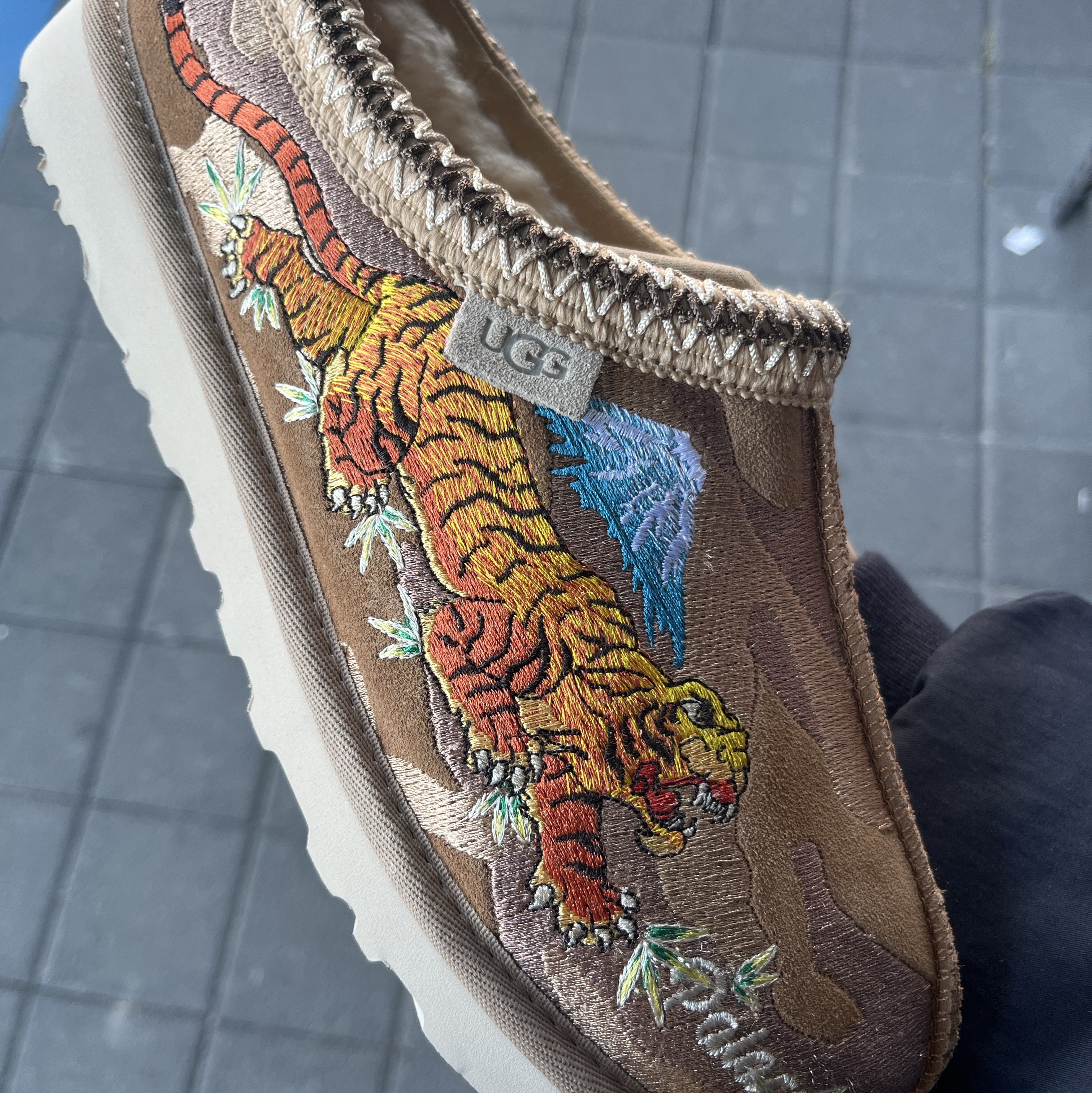 UGG x Palace Tasman Slipper Chestnut Camo 착용 스타일