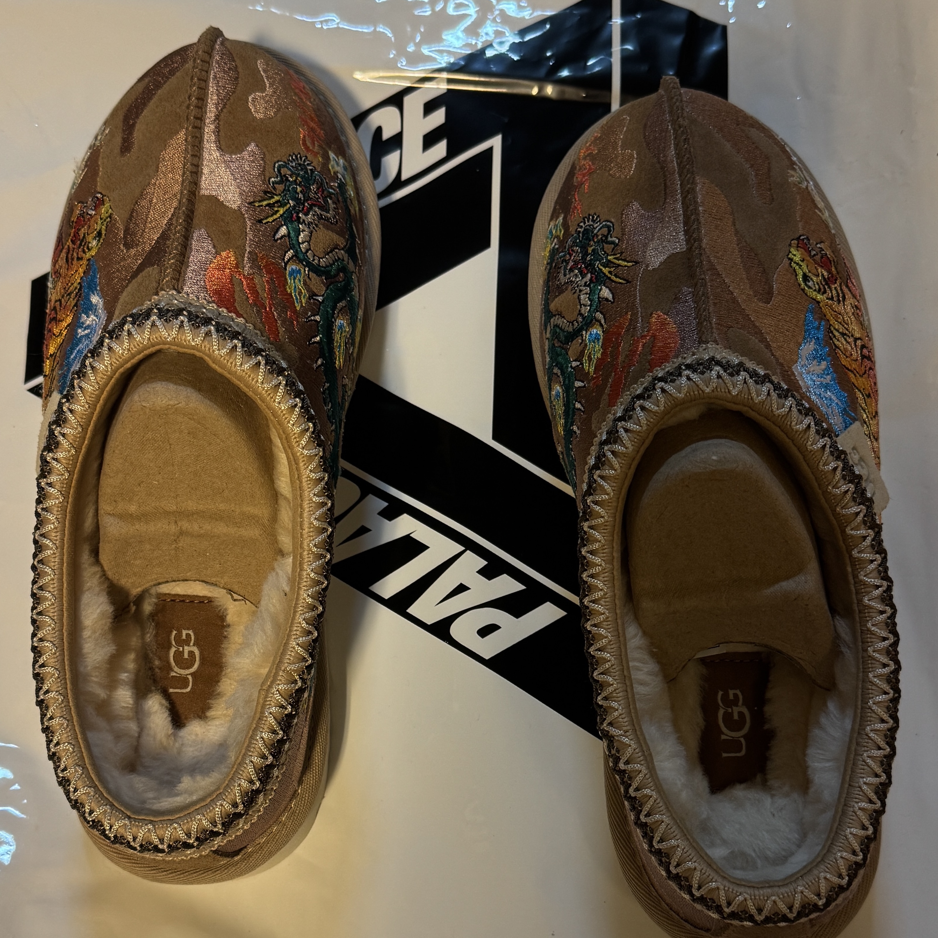 UGG x Palace Tasman Slipper Chestnut Camo 착용 스타일 - 1