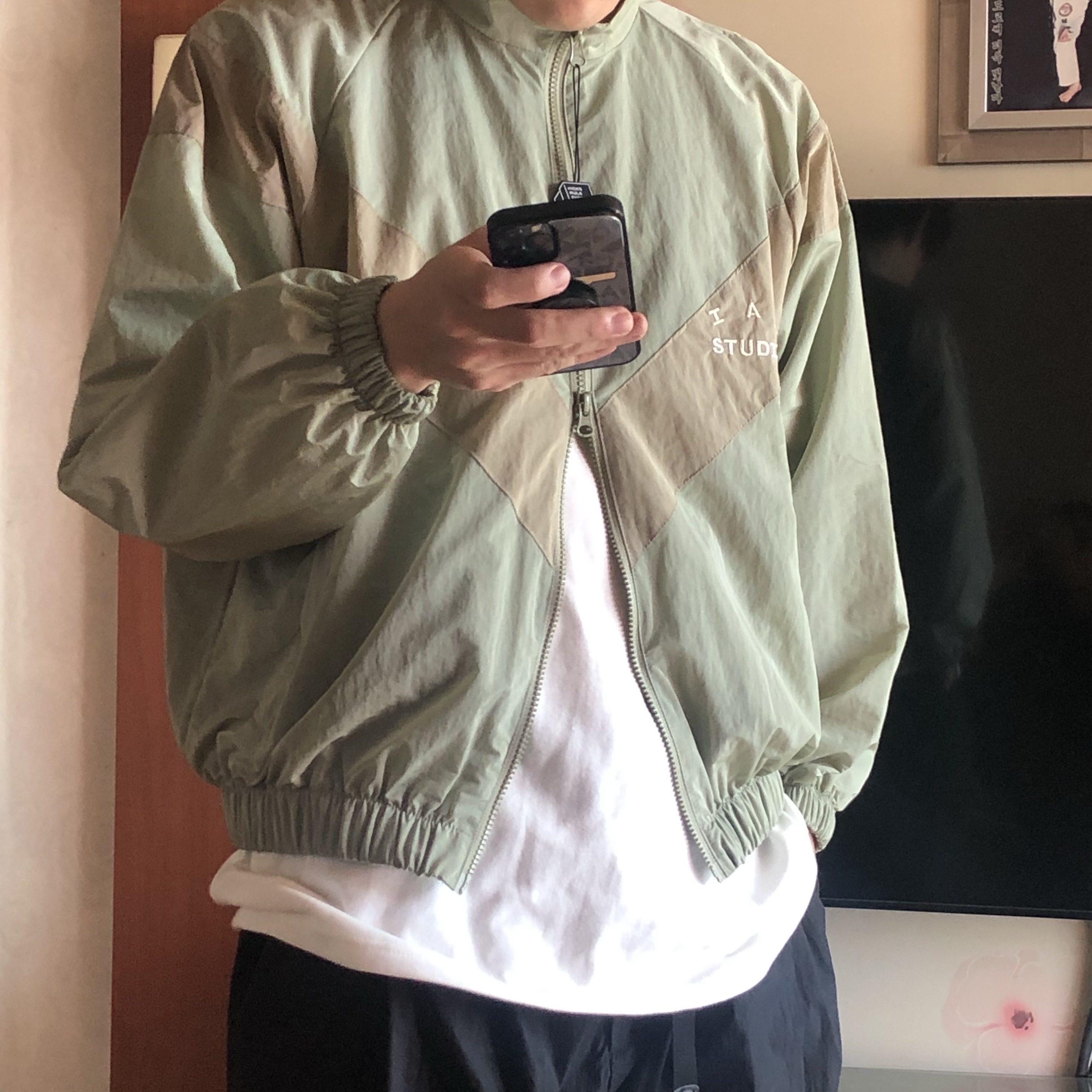 IAB Studio x D.P. Track Top Tea Green Mud 착용 스타일 - 3