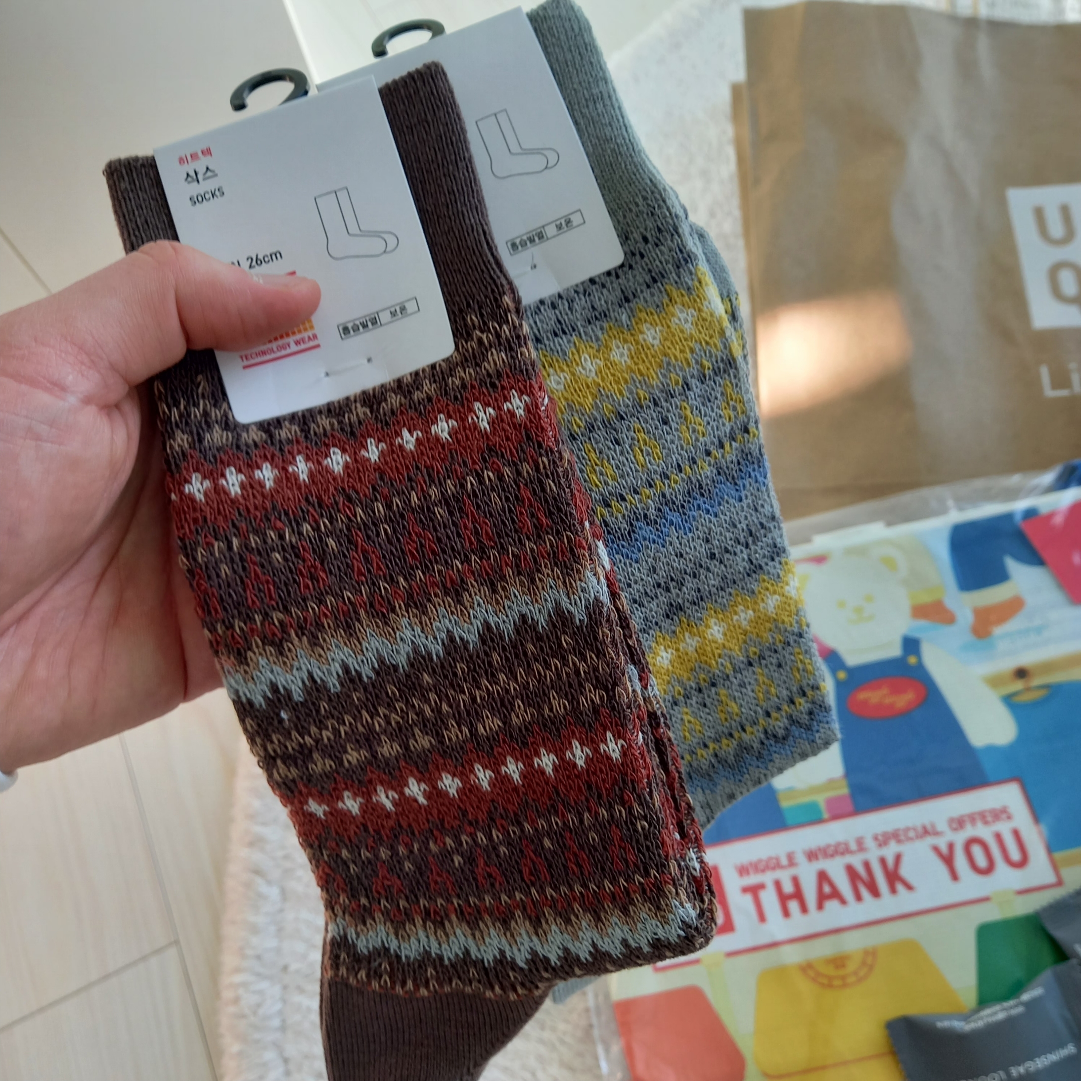 UGG Neuman Chestnut, Levi's 568 Loose Straight Jeans Medium Indigo 착용 스타일 - 3