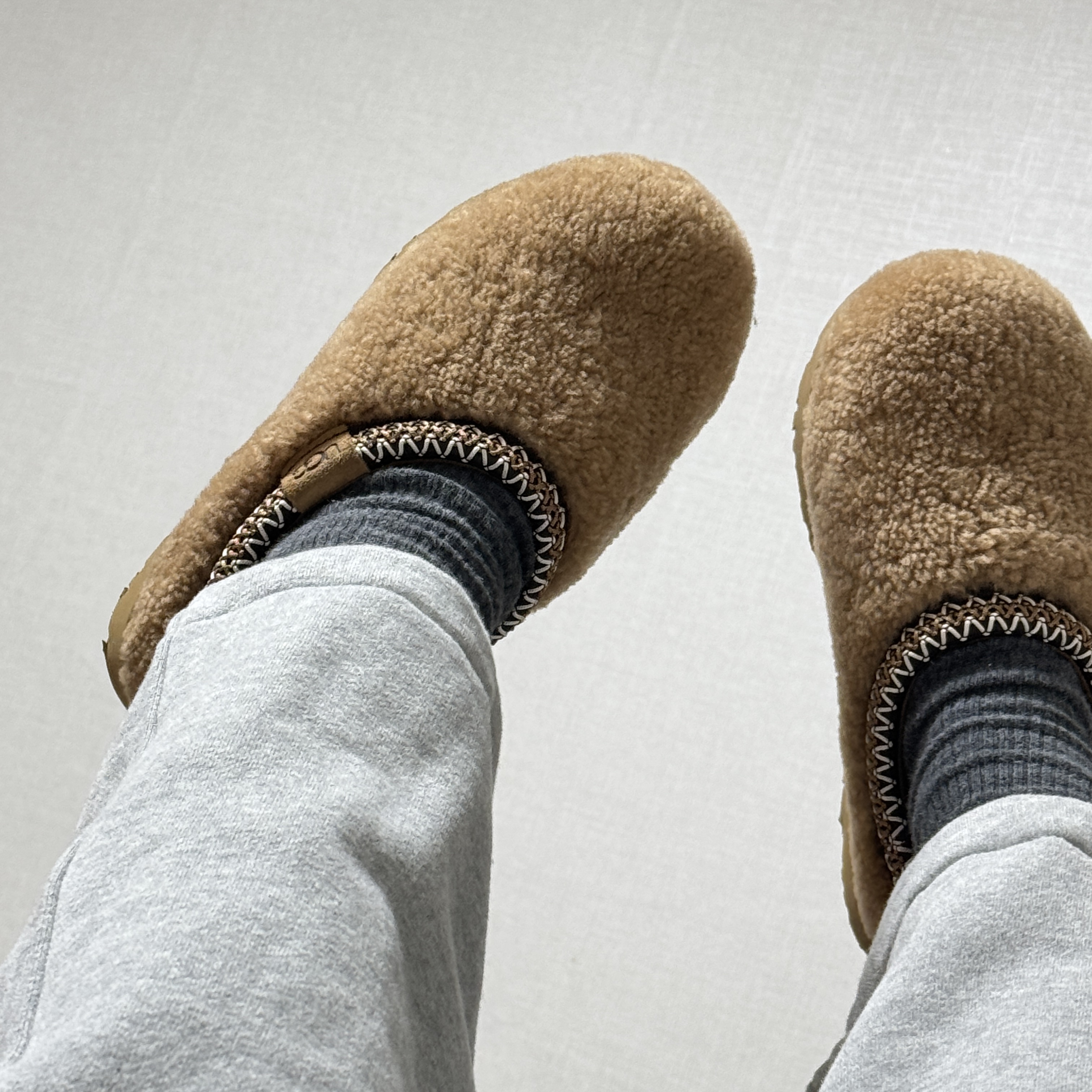 (W) UGG Maxi Curly Tasman Slipper Chestnut 착용 스타일