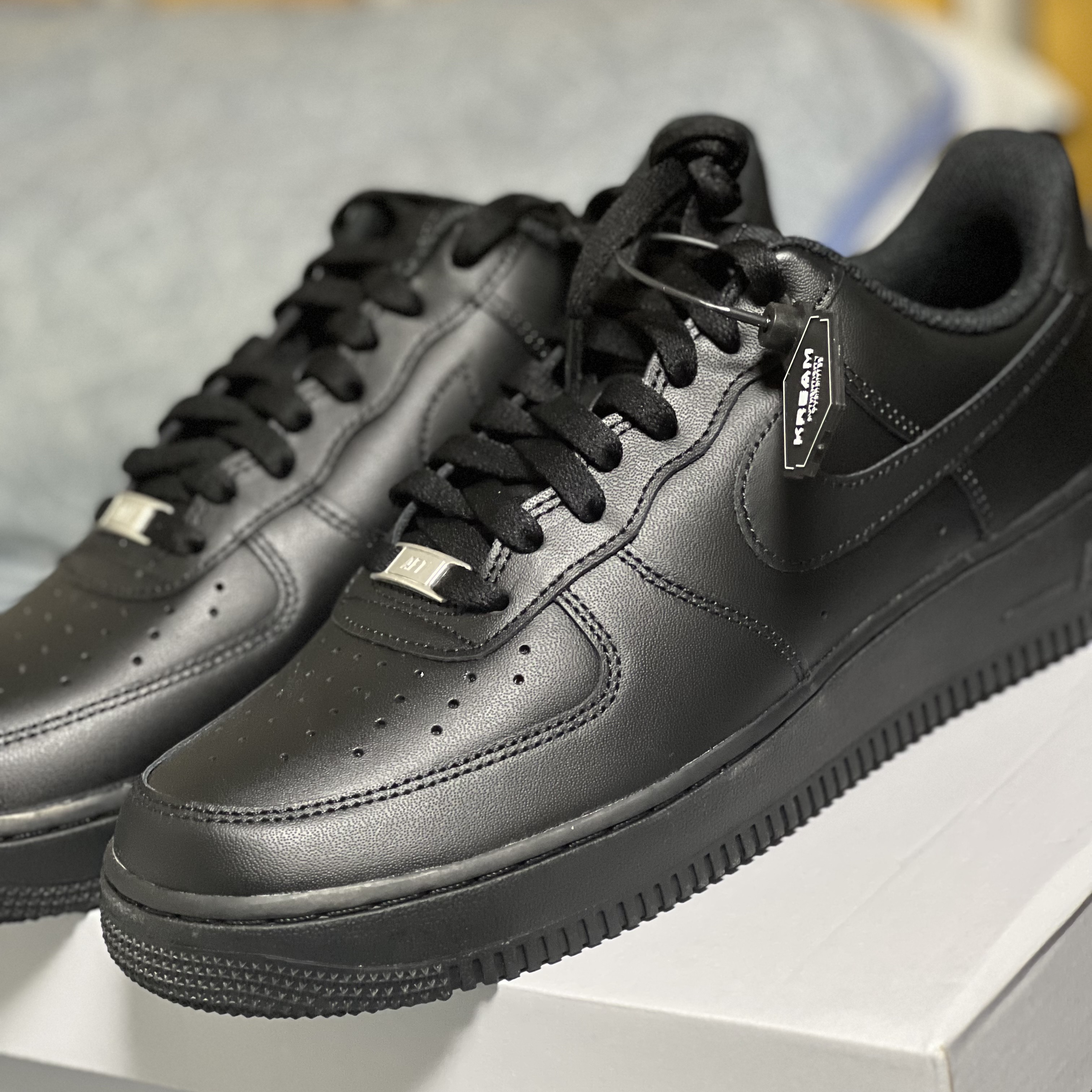 Nike Air Force 1 '07 Low Triple Black 착용 스타일 - 1