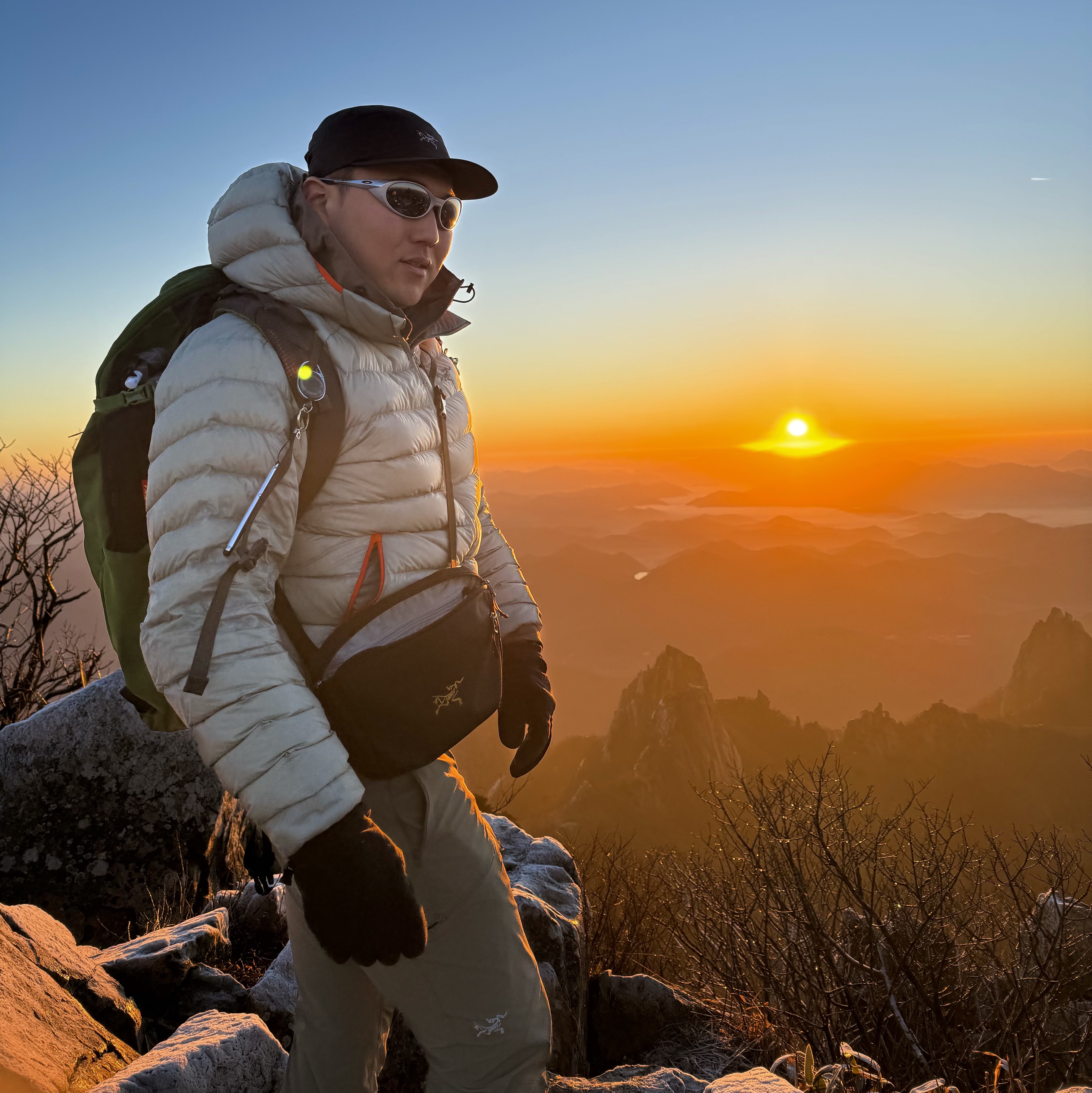 Arc'teryx Cerium Hoody Habitat, Oakley Eye Jacket Redux Silver Frame Prizm Black Polarized Lenses High Bridge Fit 착용 스타일