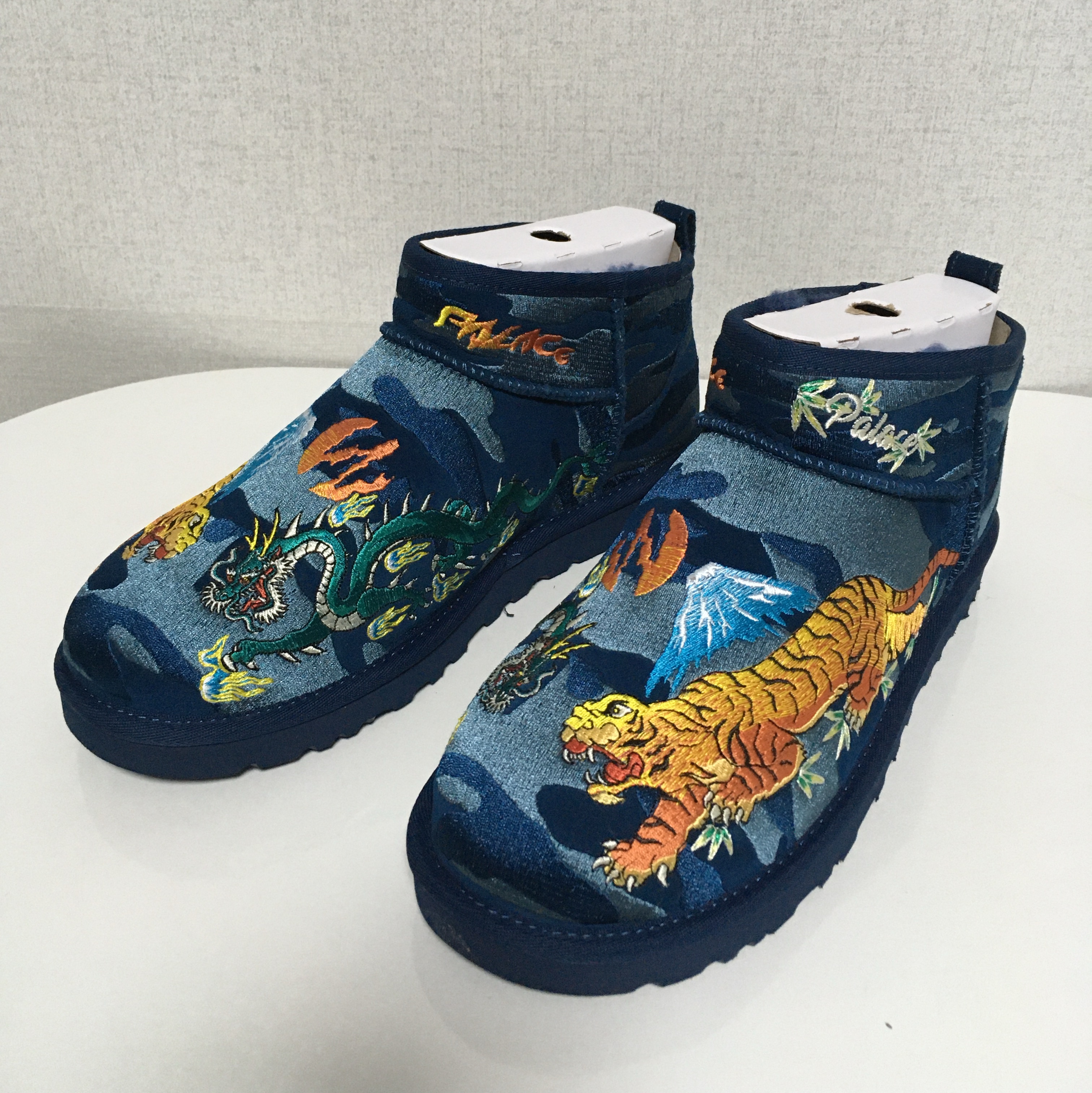 UGG x Palace Ultra Mini Boot Navy Camo 착용 스타일