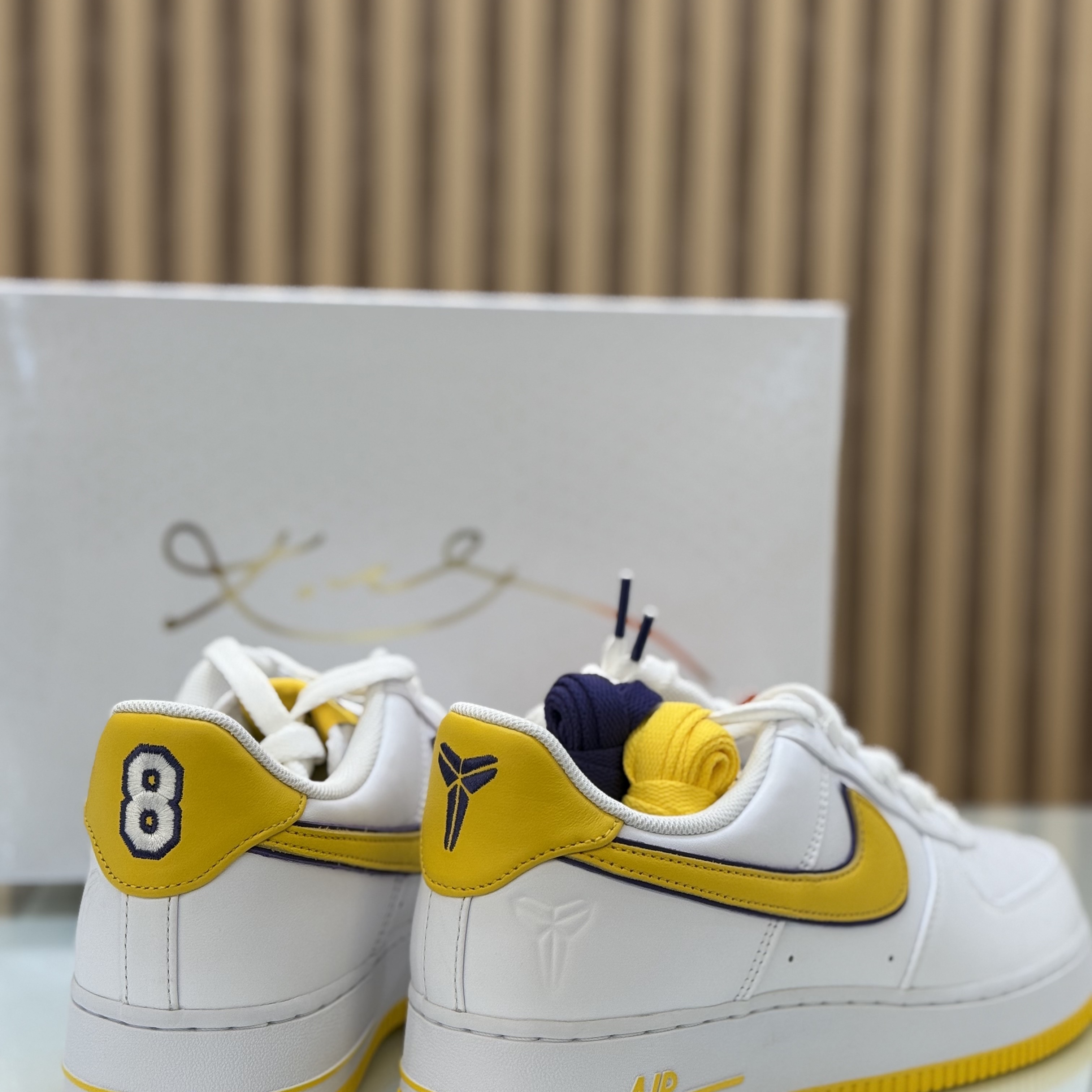 Nike x Kobe Bryant Air Force 1 Low Retro QS Varsity Maize and Varsity Purple 착용 스타일 - 2