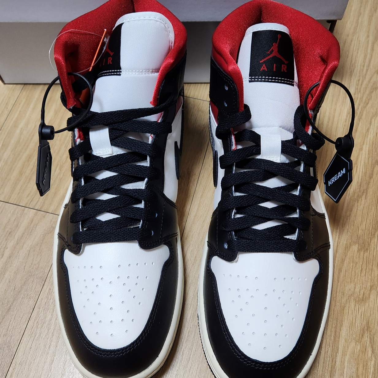 (W) Jordan 1 Mid Black Gym Red 착용 스타일 - 1