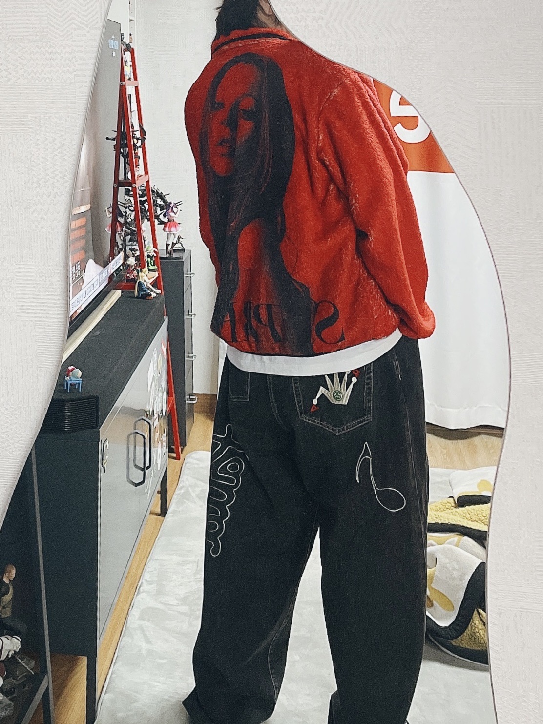 Supreme x Kate Moss Fleece Jacket Red - 24FW, Supreme Box Logo T-Shirt White - 23FW 착용 스타일 - 2