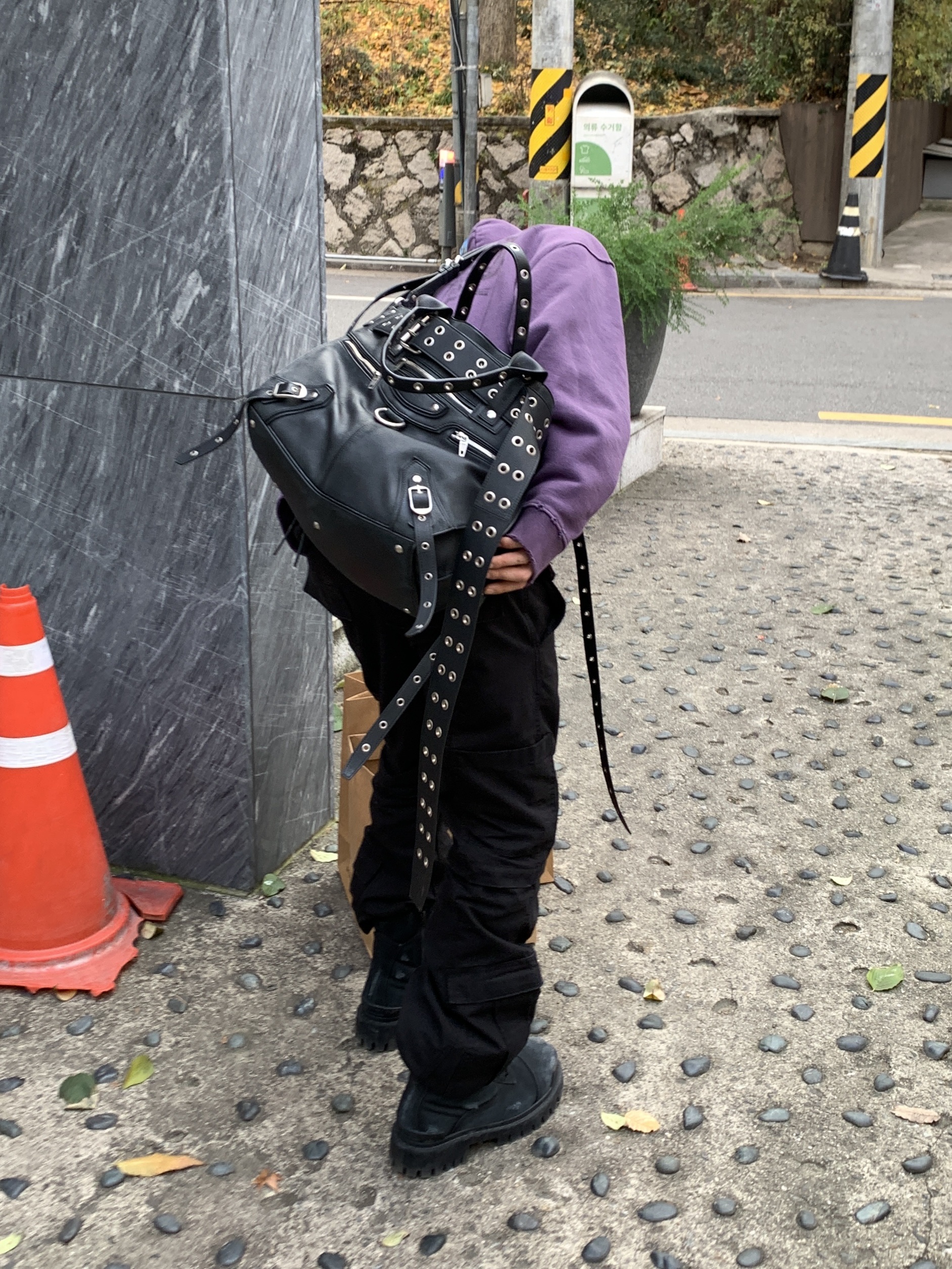 Balenciaga Emo Bucket Bag in Washed Calfskin Black, Balenciaga Emo XS Bucket Bag in Washed Calfskin Black 착용 스타일 - 1