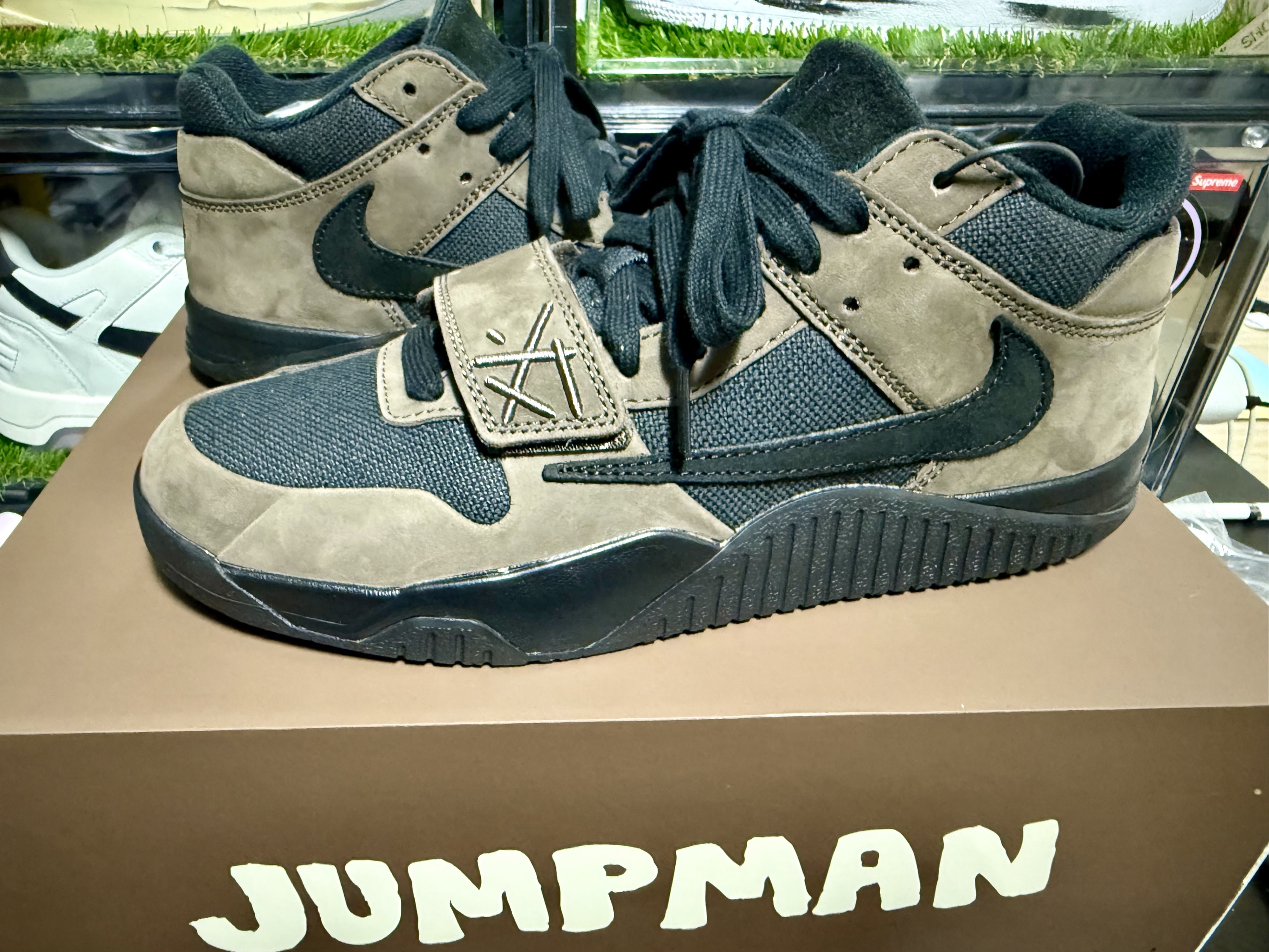 Jordan x Travis Scott Jumpman Jack TR Black and Dark Mocha 착용 스타일