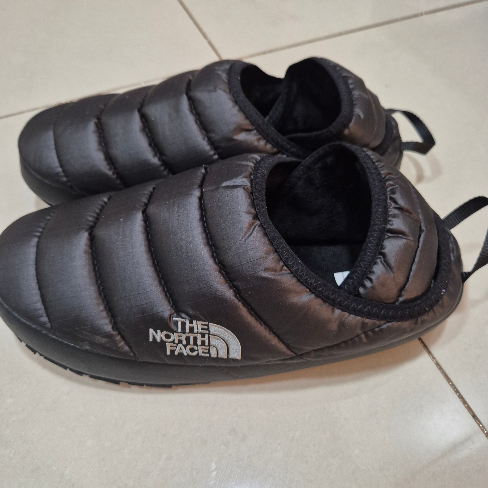 The North Face Nuptse Mule Black 착용 스타일 - 1