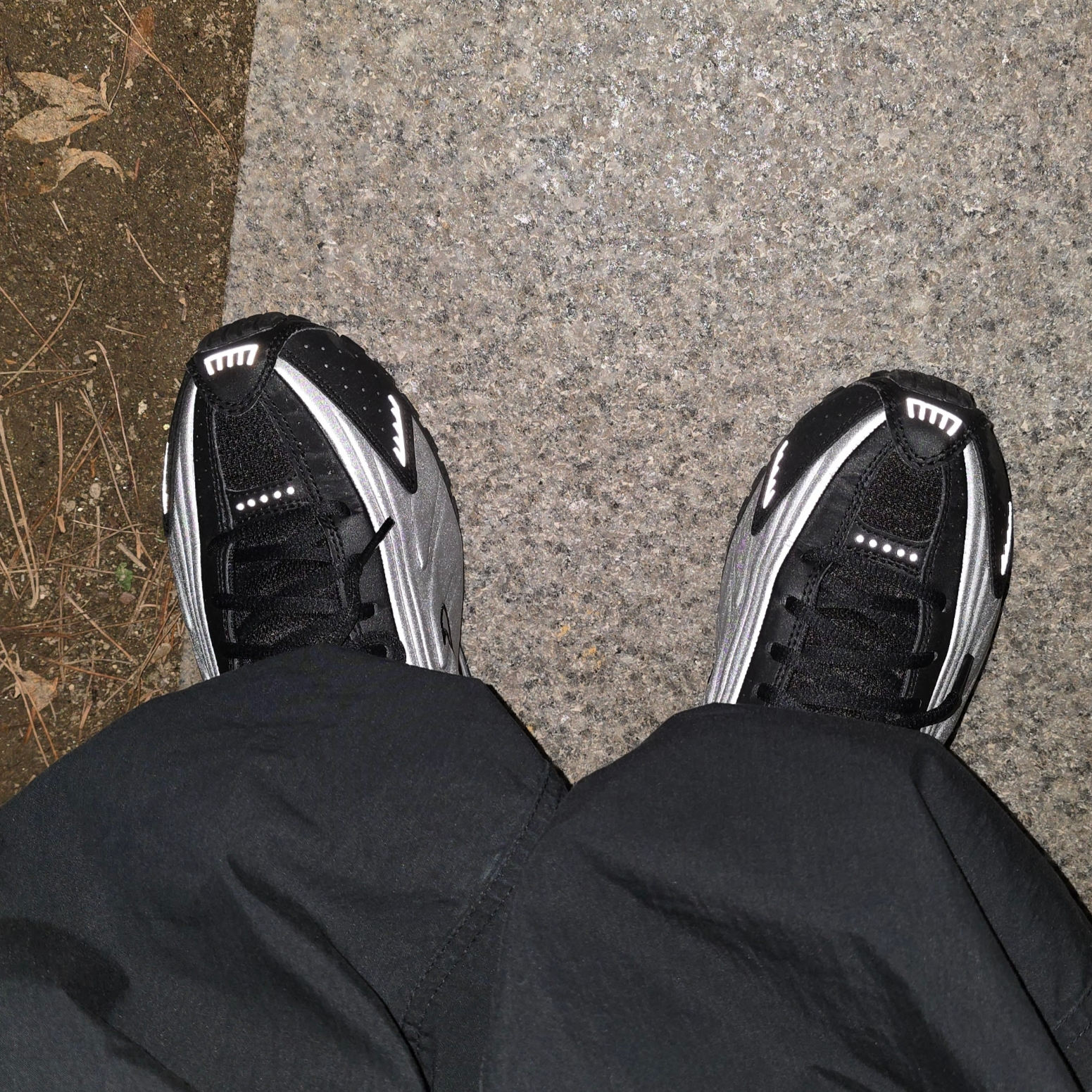 Nike Shox R4 Black and Metallic Silver 착용 스타일