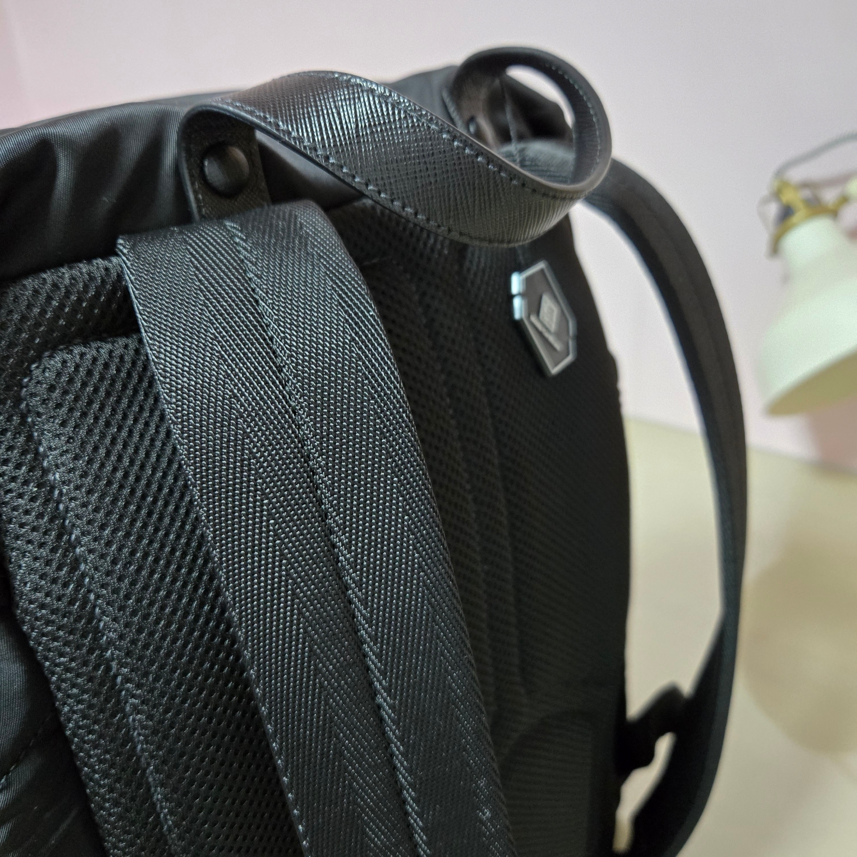 Prada Re-Nylon and Saffiano Leather Backpack Black 착용 스타일 - 3