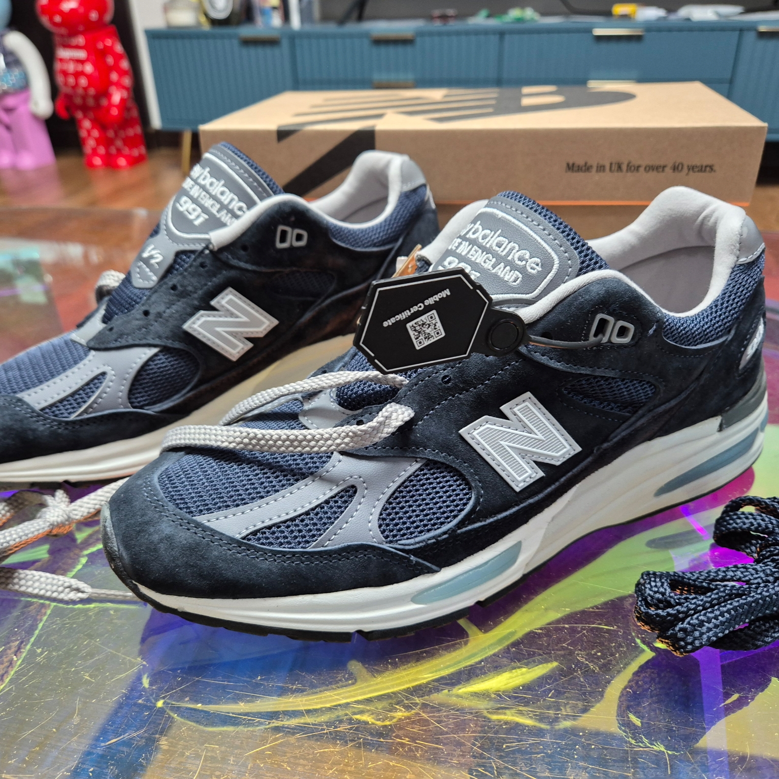 New Balance 991v2 Made in UK Dark Navy Smoked Pearl 착용 스타일 - 3
