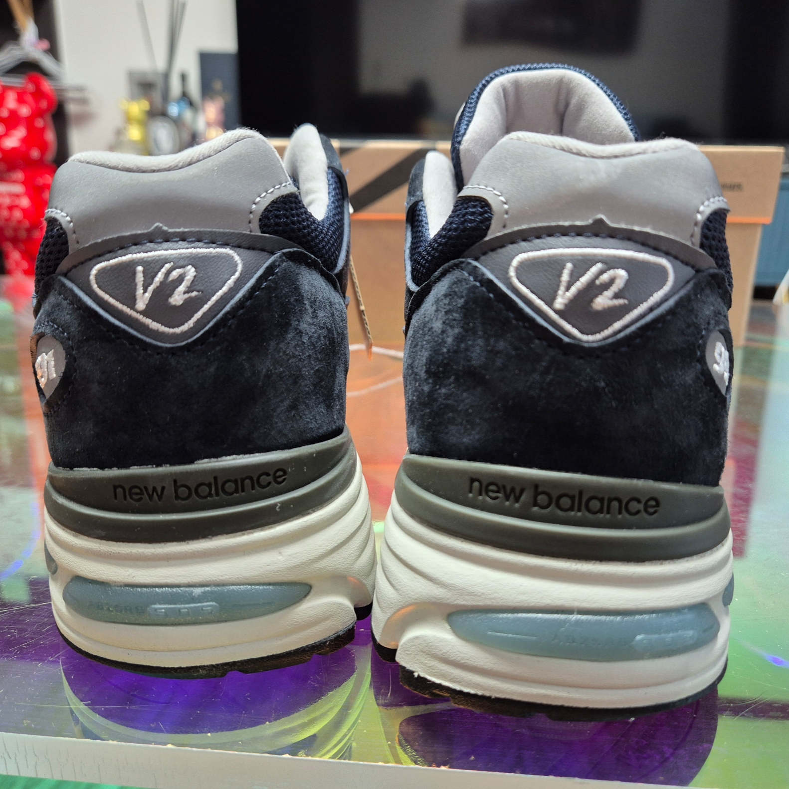 New Balance 991v2 Made in UK Dark Navy Smoked Pearl 착용 스타일 - 6