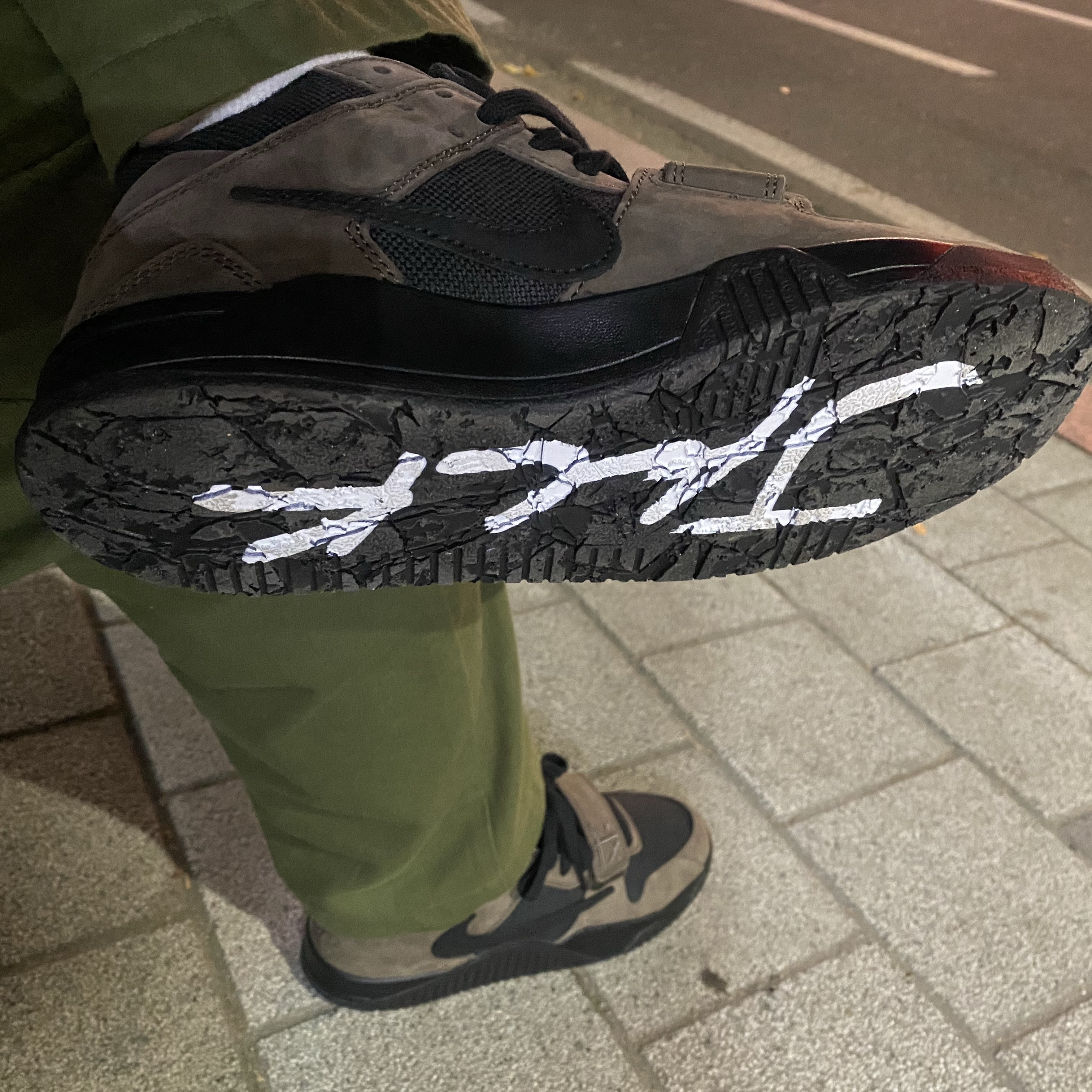 Jordan x Travis Scott Jumpman Jack TR Black and Dark Mocha 착용 스타일 - 3