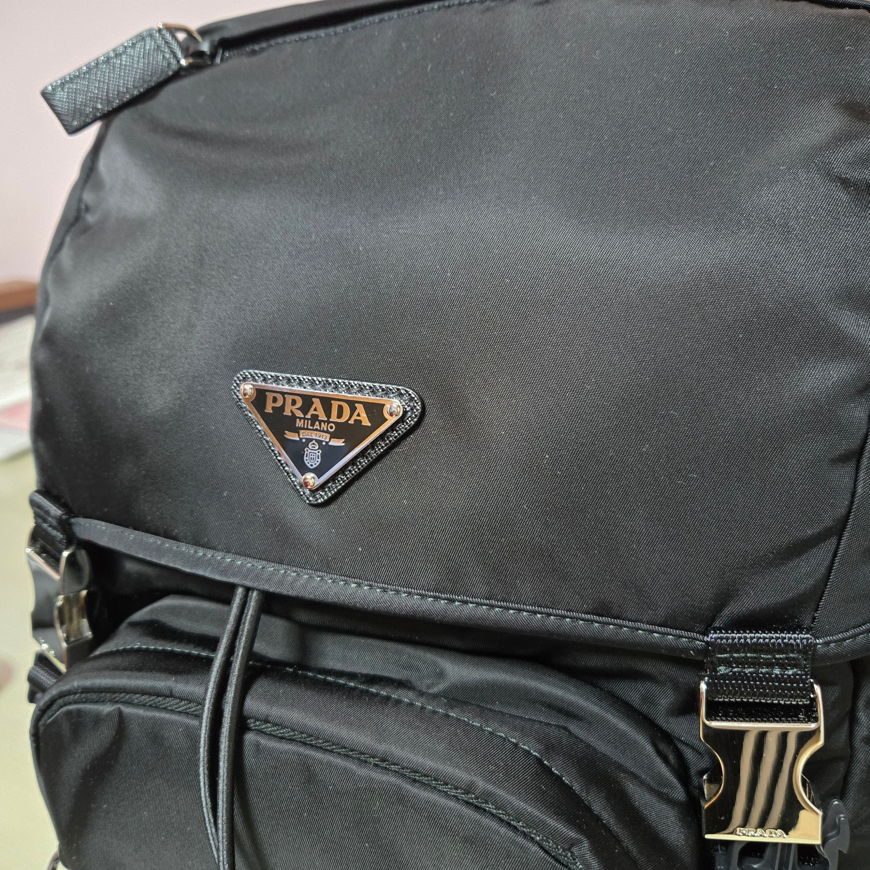 Prada Re-Nylon and Saffiano Leather Backpack Black 착용 스타일 - 2
