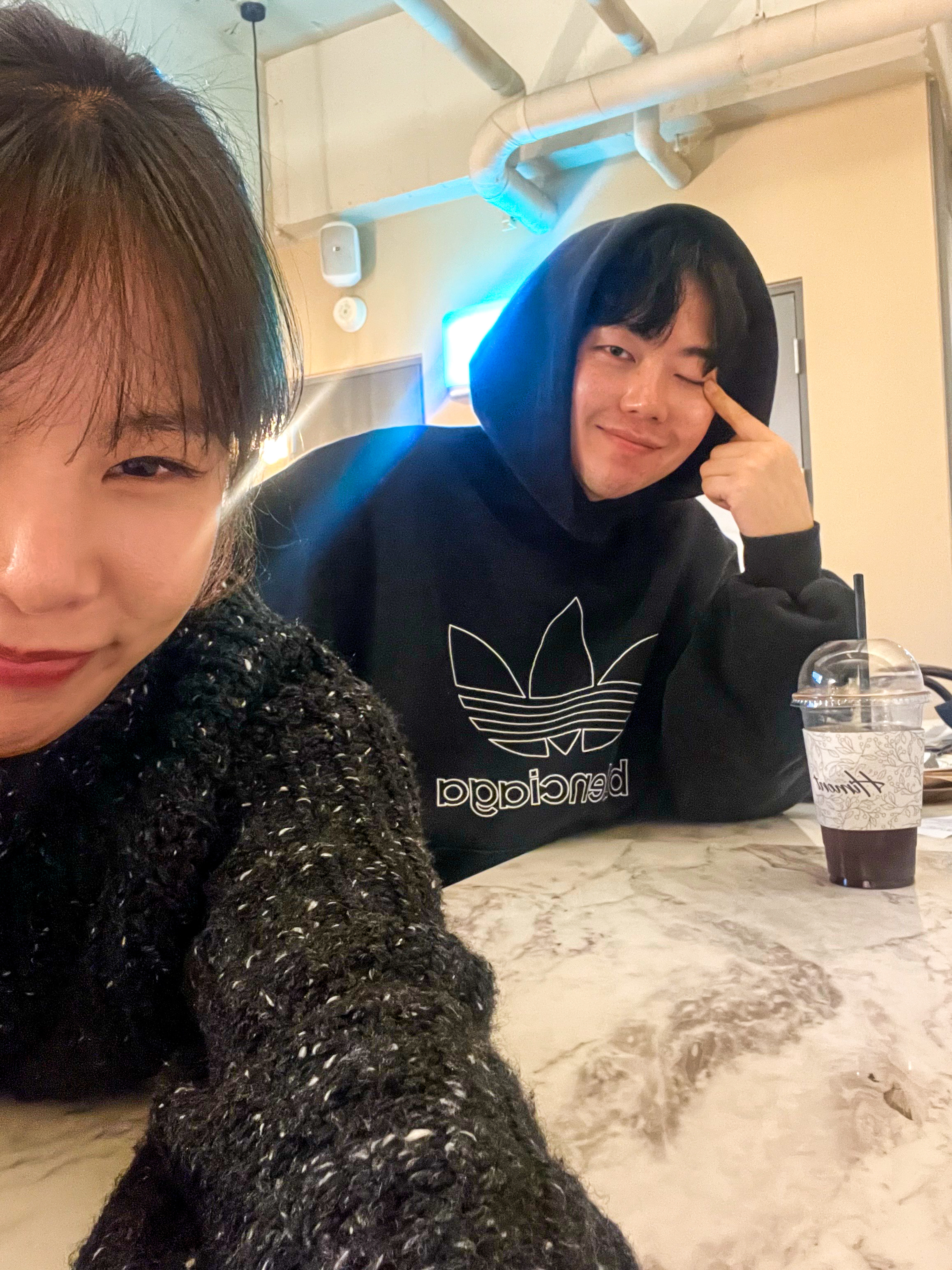 Balenciaga x Adidas Hoodie Large Fit Black 착용 스타일 - 1
