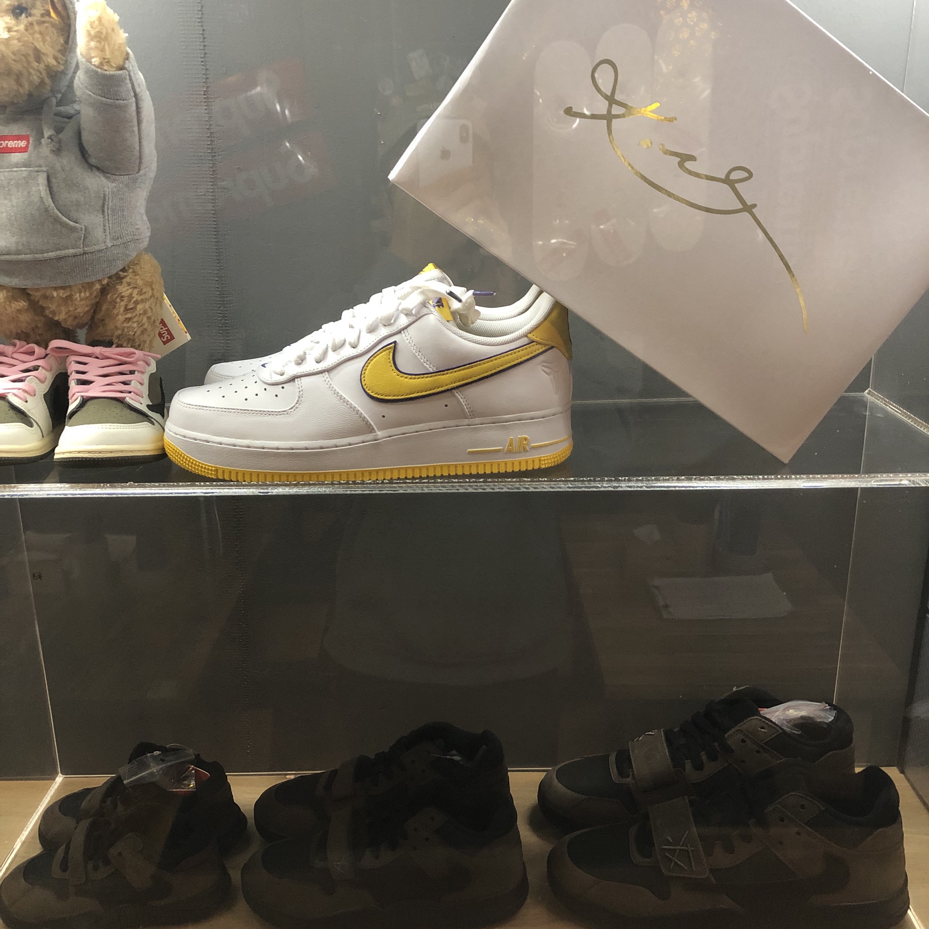 Nike x Kobe Bryant Air Force 1 Low Retro QS Varsity Maize and Varsity Purple, (PS) Jordan x Travis Scott Jumpman Jack TR Black and Dark Mocha 착용 스타일 - 1