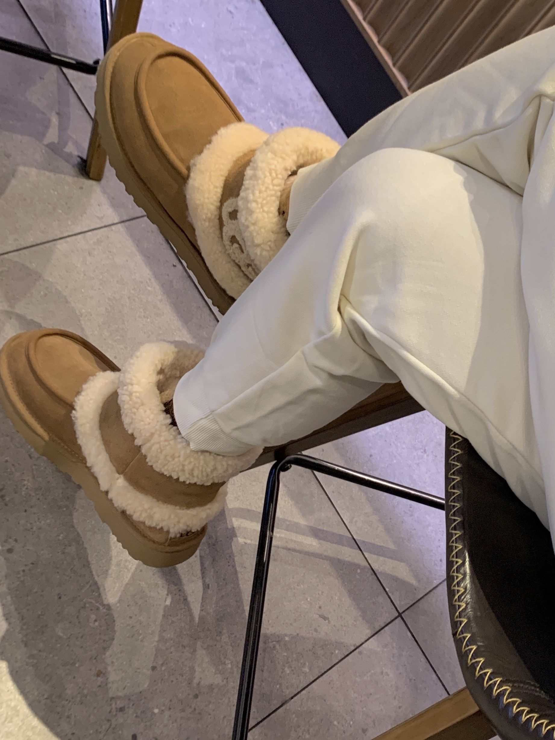 (W) UGG Ultra Mini UGG Fluff Chestnut 착용 스타일 - 2