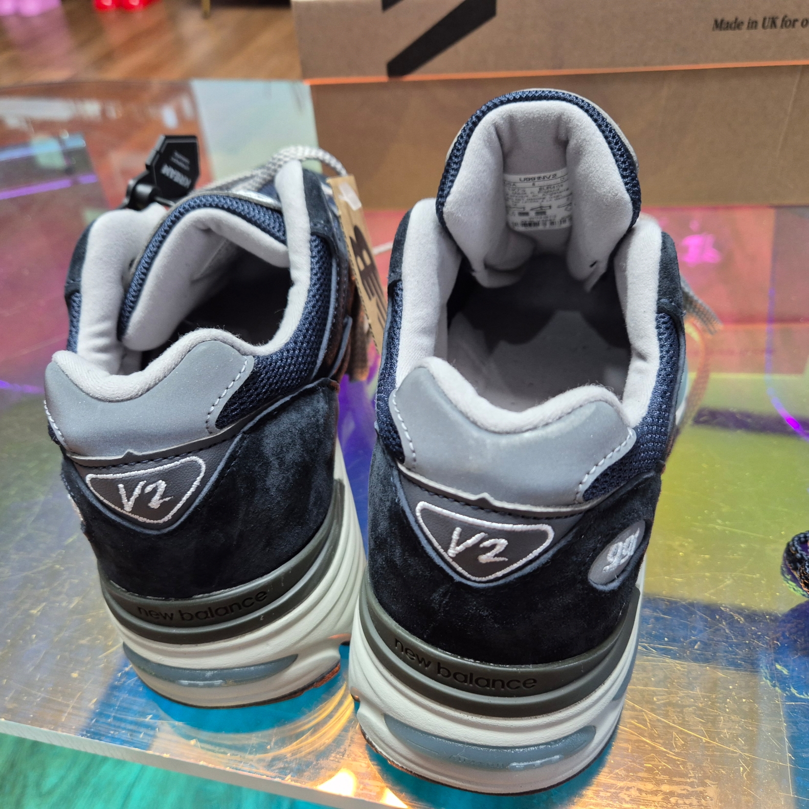New Balance 991v2 Made in UK Dark Navy Smoked Pearl 착용 스타일 - 5