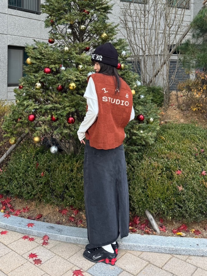 IAB Studio x Delicious in Dungeon Chilchuck Knit Vest Brown, Nike x Martine Rose Shox MR4 Black 착용 스타일 - 2