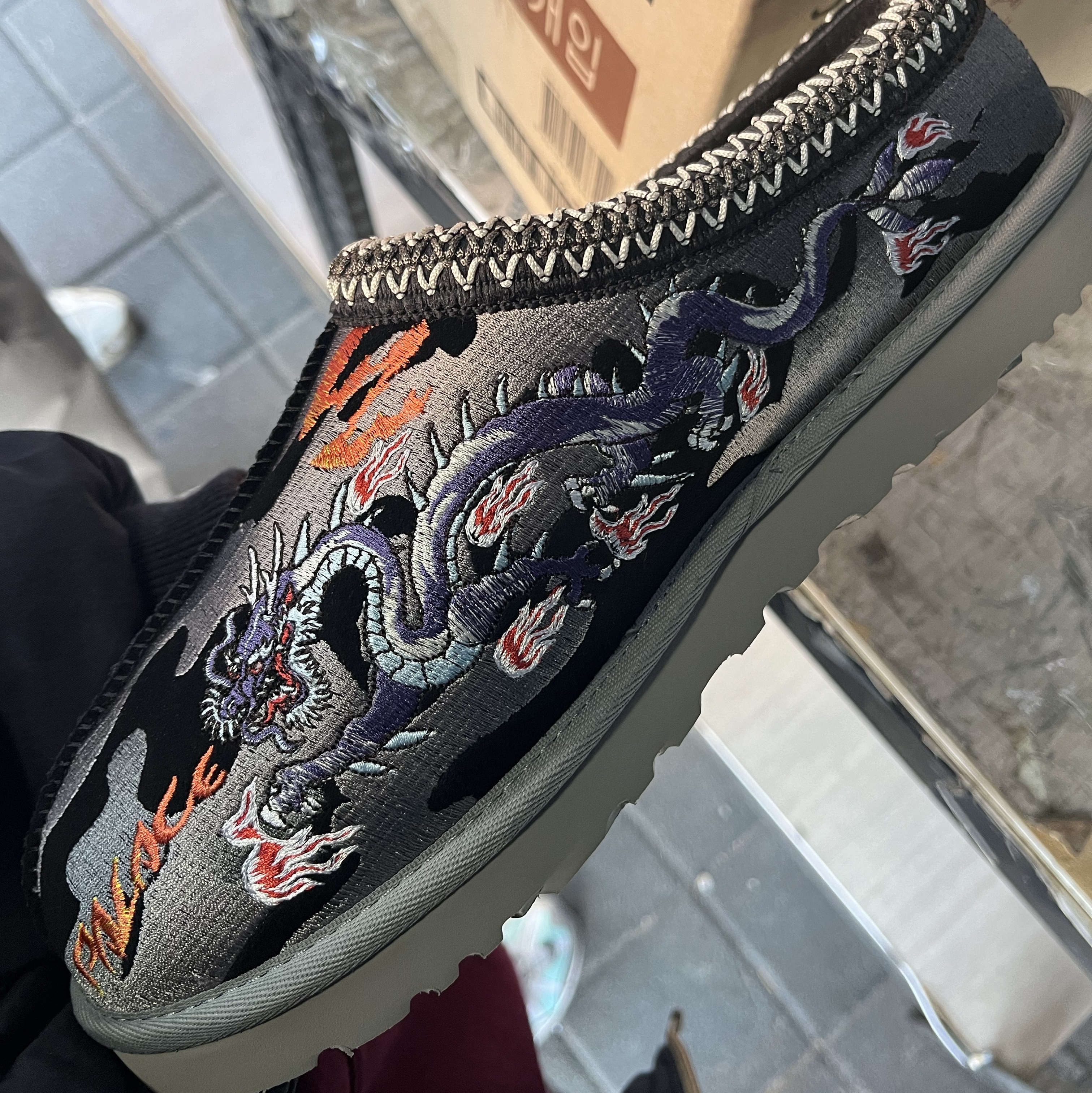 UGG x Palace Tasman Slipper Black Camo 착용 스타일