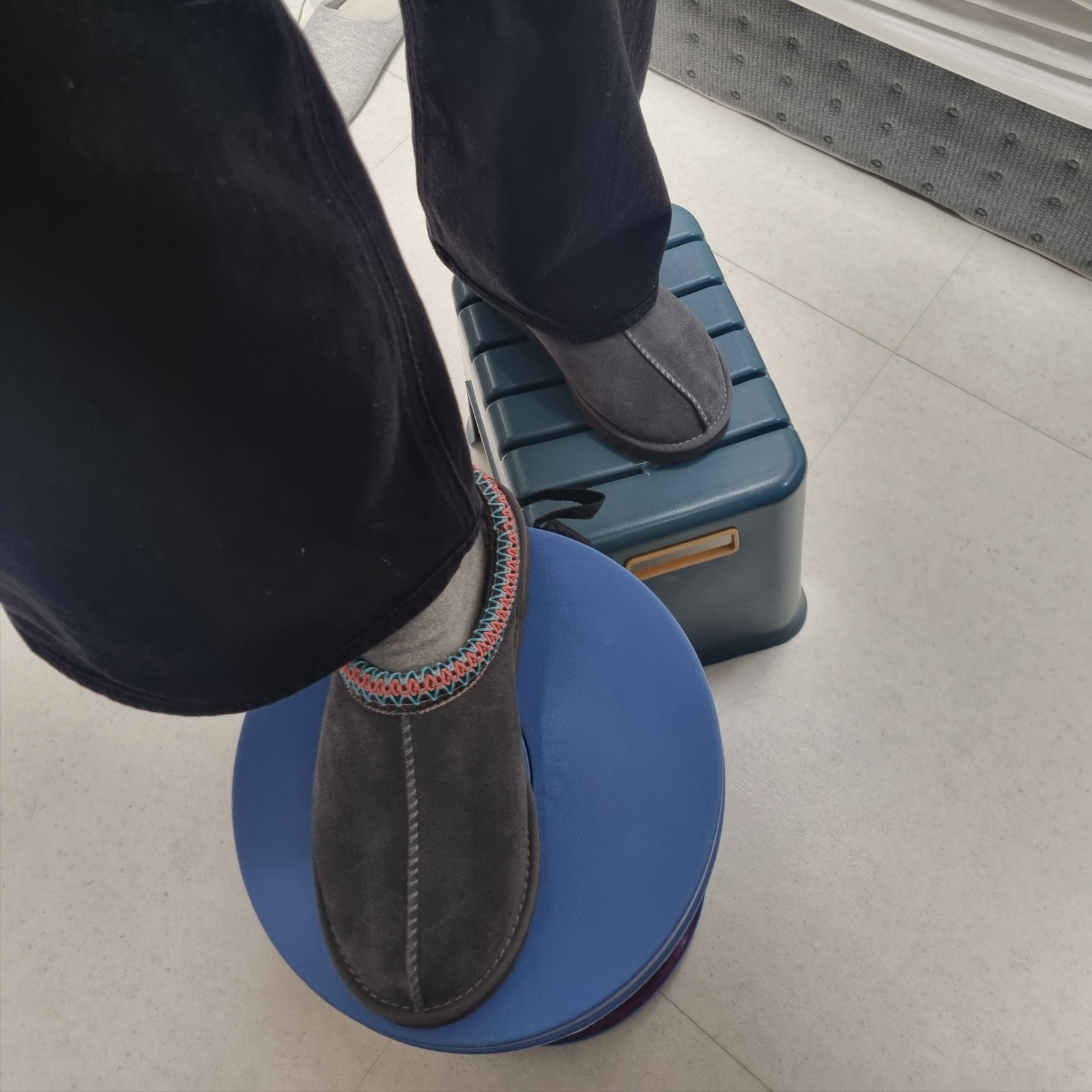 (W) UGG Tasman Slipper Dark Grey 착용 스타일