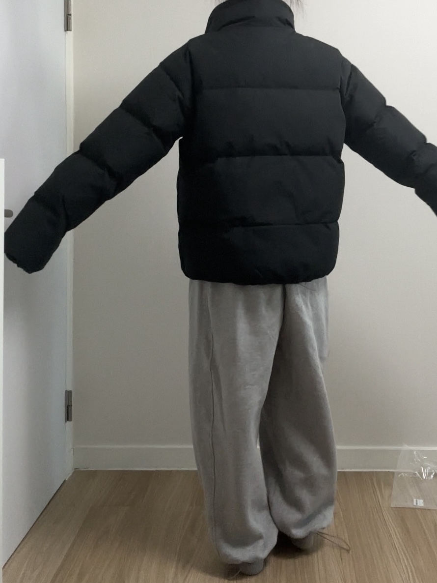 Calvin Klein Relaxed Fit Short Puffer White 착용 스타일 - 2