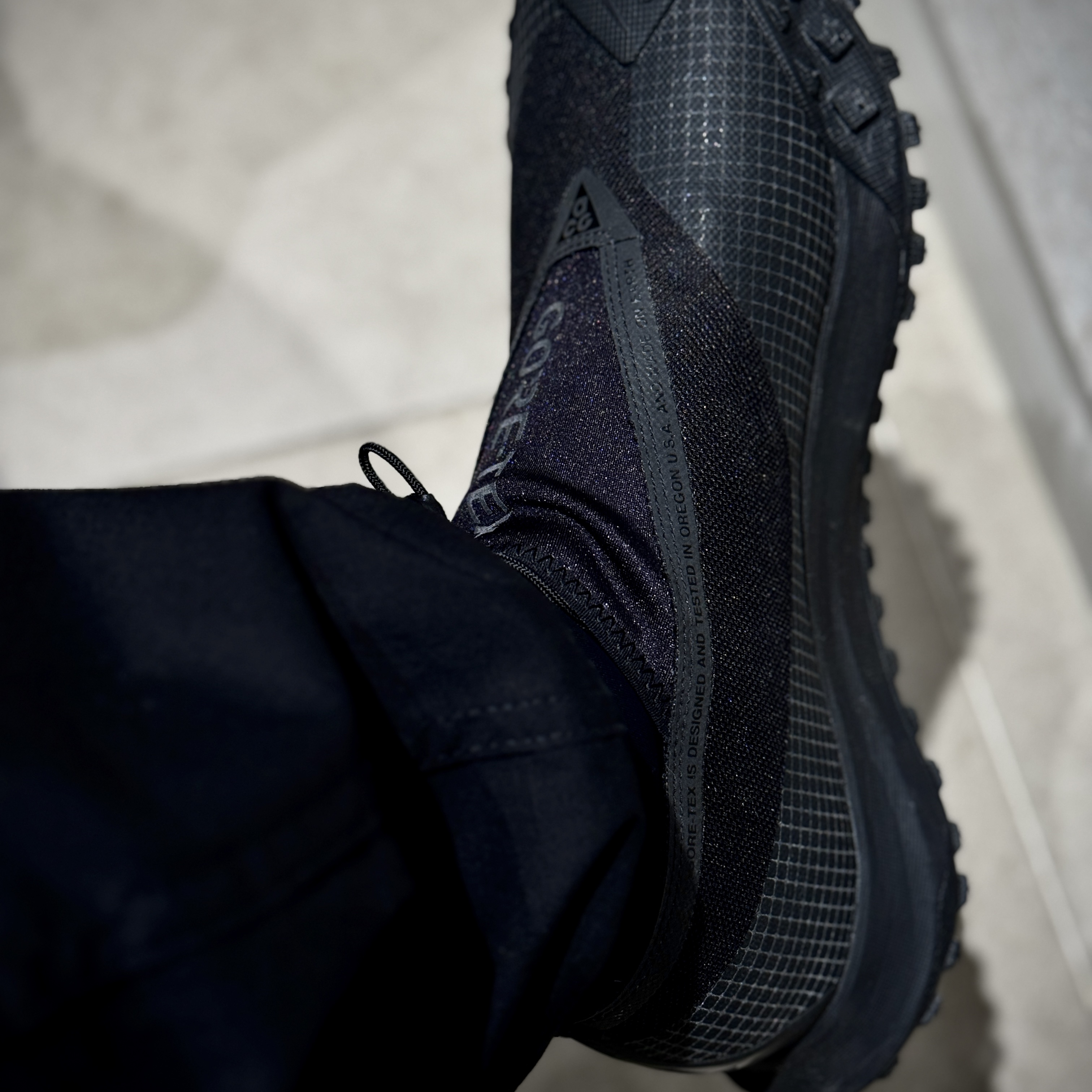 Nike ACG Mountain Fly Gore-Tex Black and Dark Grey 착용 스타일 - 1