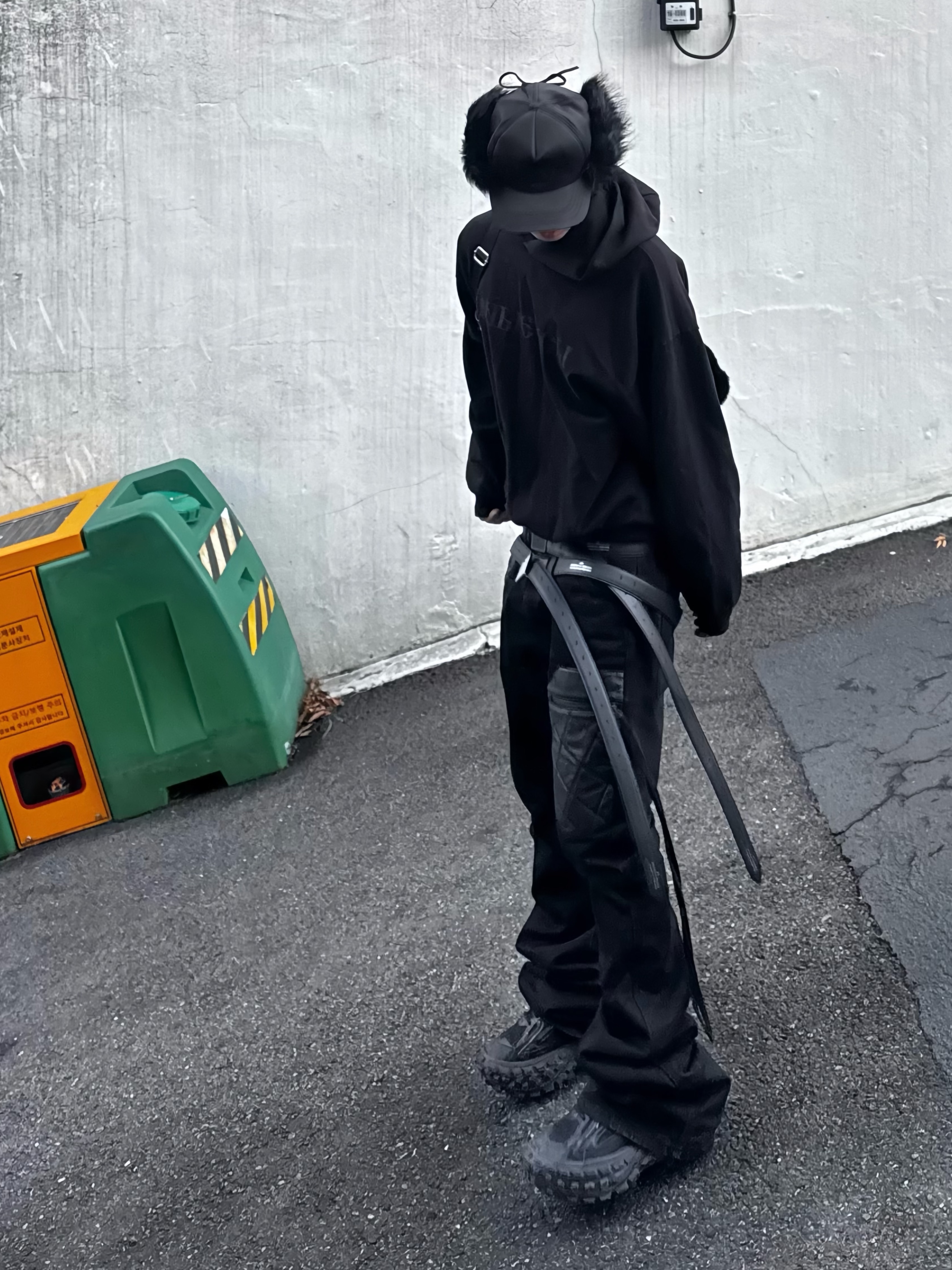 Yeezy x Gosha Rubchinskiy YZY Black Dogs Hoodie Black, Open Yy Faux Fur Earflap Cap Black 착용 스타일 - 1