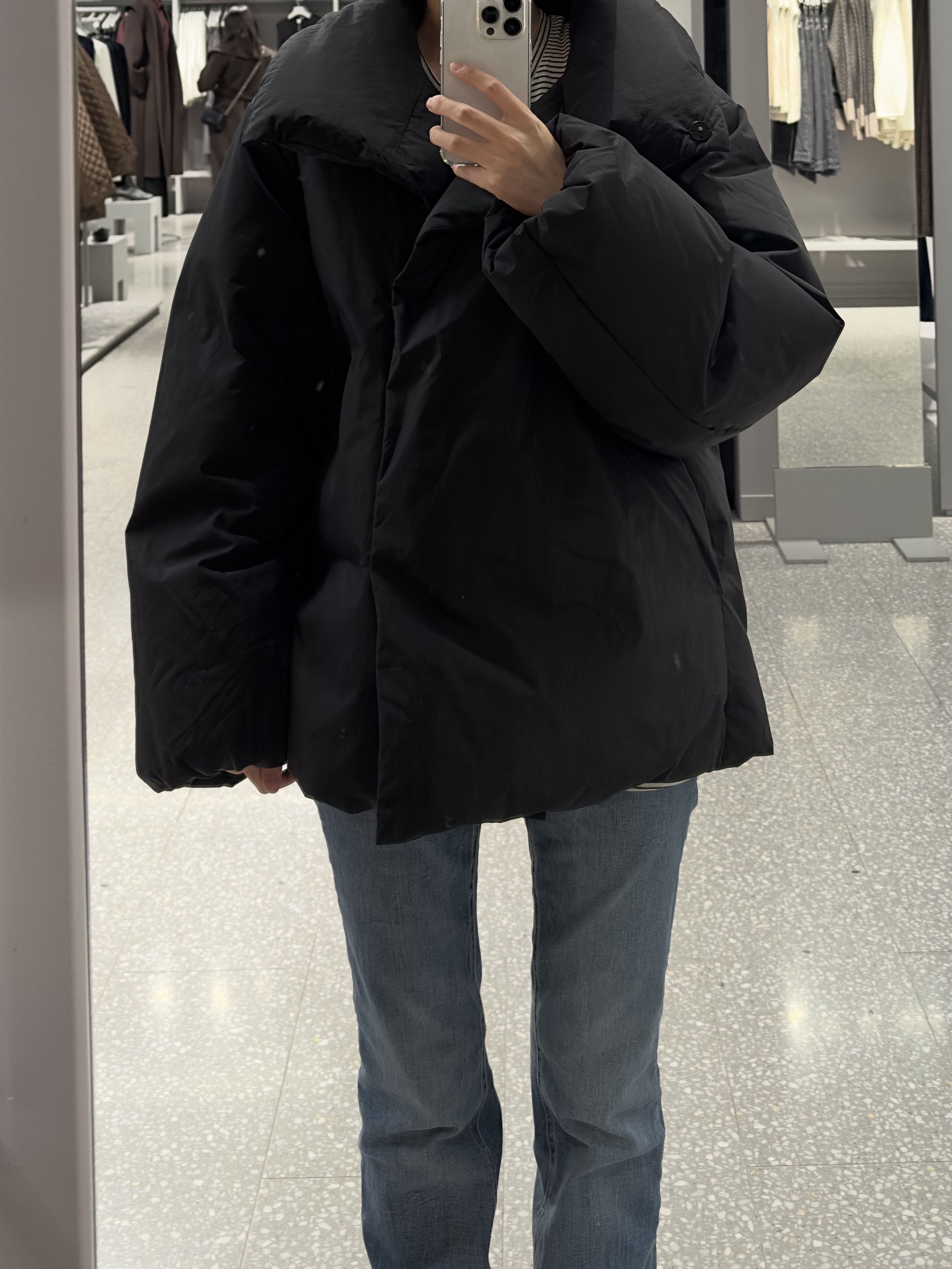 (W) Arket Upcycled Down High Collar Jacket Black 착용 스타일 - 1
