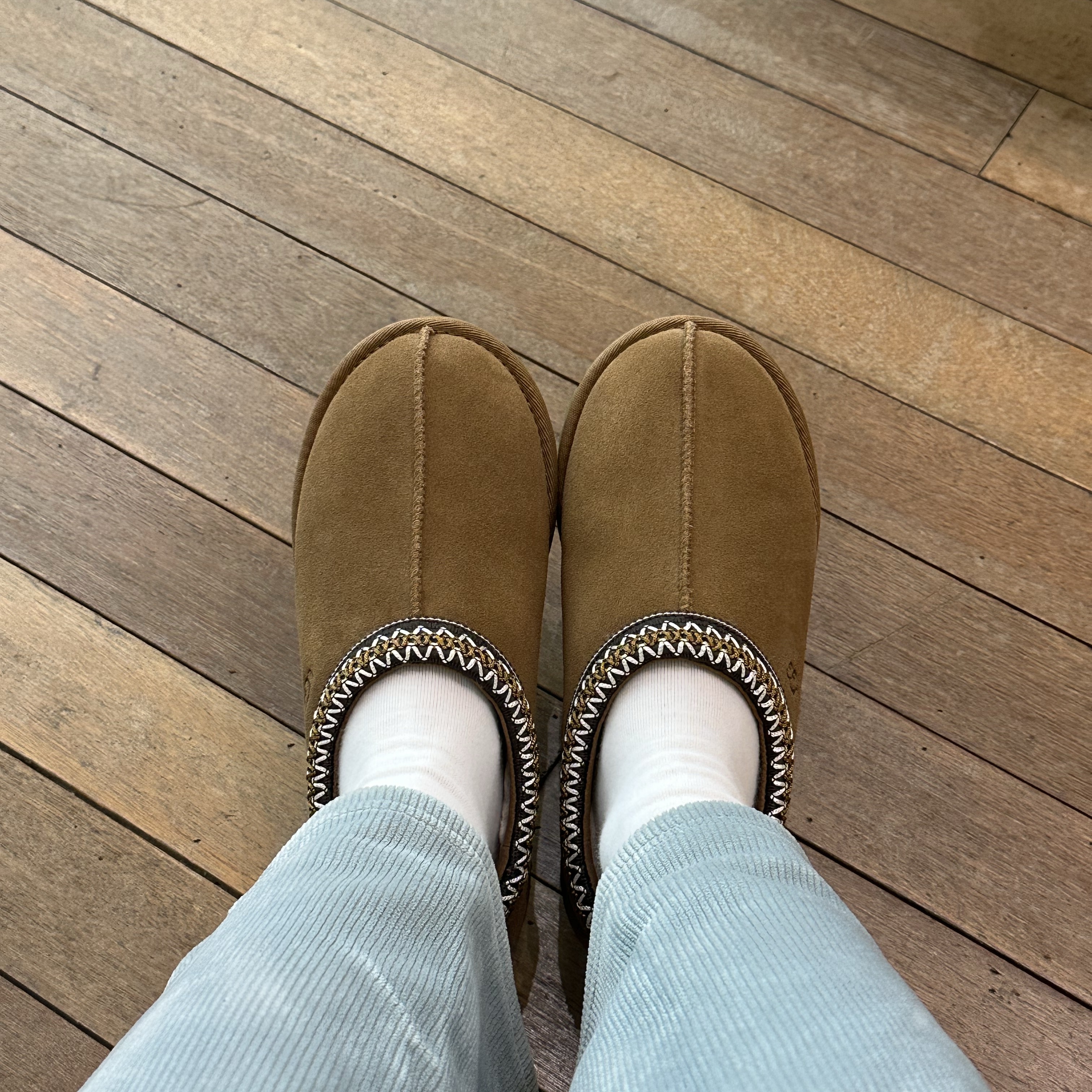 (W) UGG Tasman Slipper Chestnut 착용 스타일