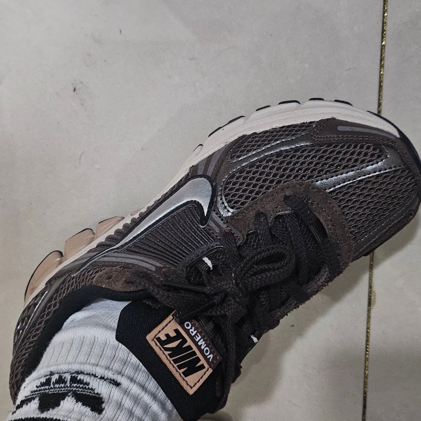 (W) Nike Zoom Vomero 5 Baroque Brown 착용 스타일