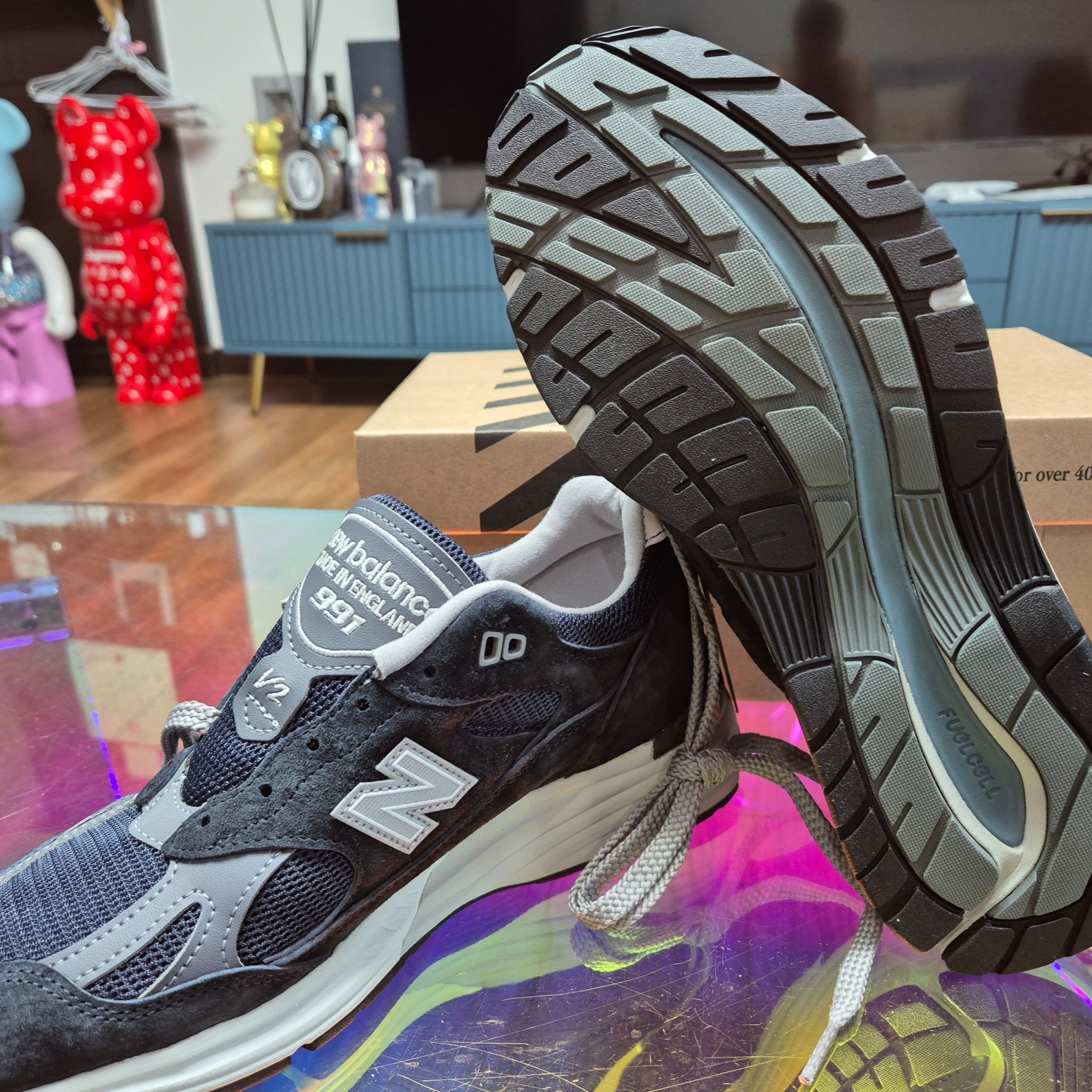 New Balance 991v2 Made in UK Dark Navy Smoked Pearl 착용 스타일 - 4