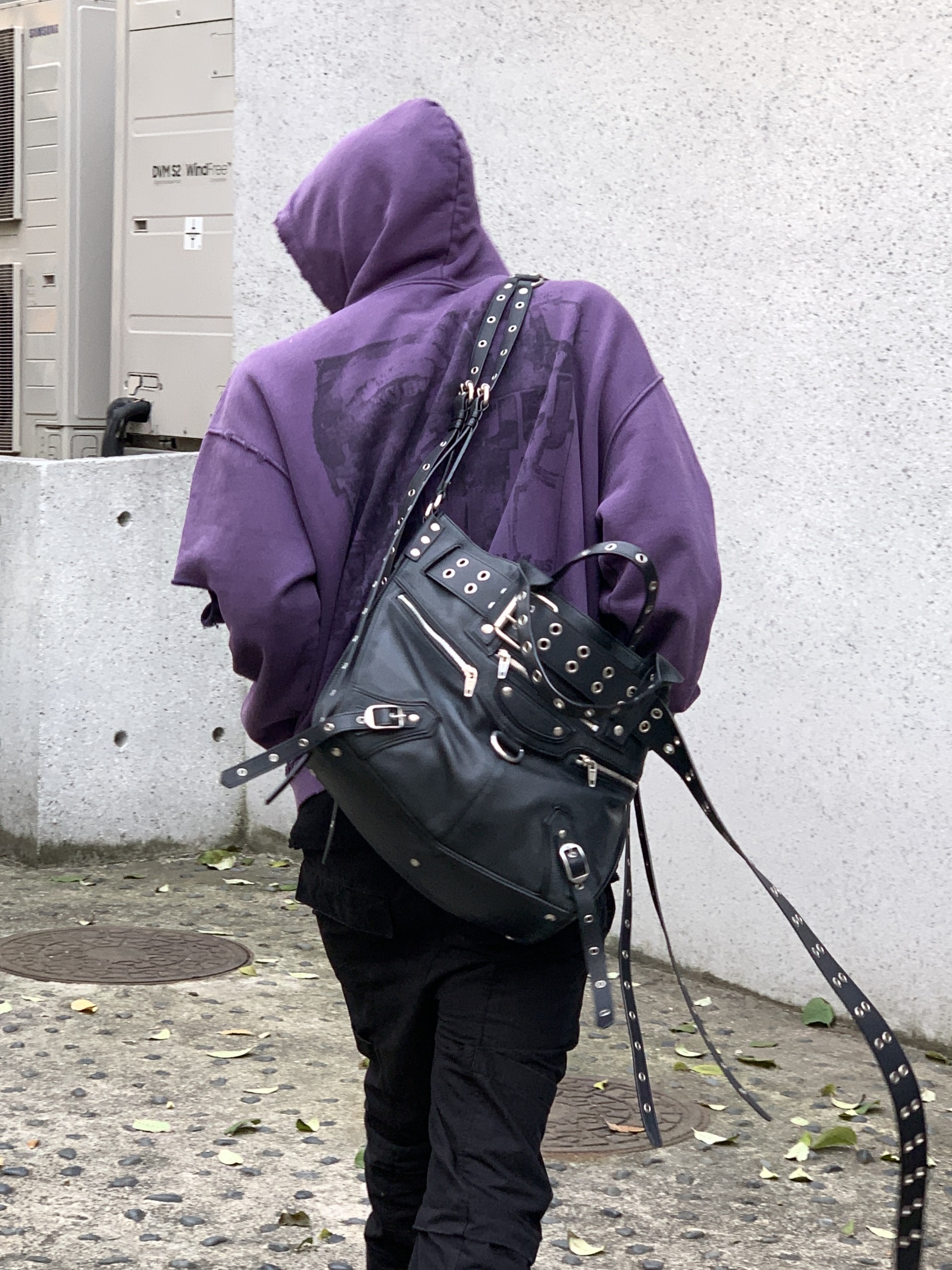 Balenciaga Emo Bucket Bag in Washed Calfskin Black, Balenciaga Emo XS Bucket Bag in Washed Calfskin Black 착용 스타일 - 5